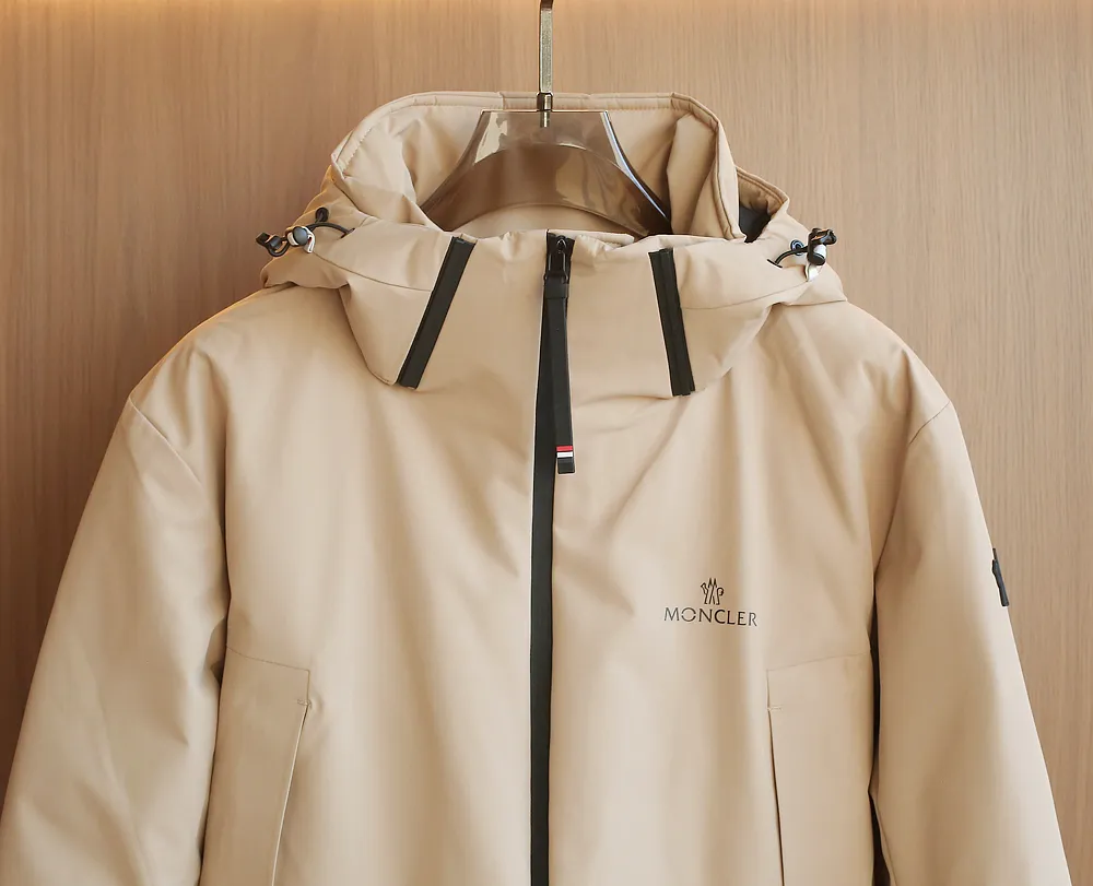 P1580 Old OEM channel, Moncler 25FW new thin and light men's hooded casual down jacket! Trading company orders Jeluz men's down inspired by classic, men's choice for outdoor activities! The product is made of GORE-Tex waterproof outdoor sports fabric and decorated with recyclable details, which demonstrates the brand's commitment to external environmental protection. The adjustable cuffs and two-way zipper ensure easy wearing and adjustment of the silhouette; the interior is made of European-standard environmentally friendly 90% white duck down + 10% feather high-content filling, which is warmer and lighter than traditional down jackets in the past. You will know its high-end atmosphere when you try it in person. The upper body is comfortable, warm and breathable without any bloated feeling! At the same time, it has a high sense of class and recognition. The seams of the body are all cut in position to ensure visual beauty, which is very time-consuming and material-consuming! The fashionable detachable vest can be worn alone. The detachable hooded stand-up collar design is easy to disassemble and assemble to create different fashionable looks. The concealed placket, two-way zipper opening and closing, elastic cuffs and drawstring hem cuff design can better withstand the cold wind and keep the upper body warm in autumn and winter. It is a tall and stylish item! Color: Khaki Size: M-3XL G9003 data reference: Size 0: shoulder width 51cm-bust 114cm-shirt length 70cm-sleeve length 61cm Size 1: shoulder width 52cm-chest 118cm-shirt length 71cm-sleeve length 62cm Size 2: shoulder width 53cm-chest 122cm-shirt length 72cm-sleeve length 63cm 3 Size: Shoulder width 54cm - Bust 126cm - Clothing length 73cm - Sleeve length 64cm Size 4: Shoulder width 55cm - Bust 130cm - Clothing length 75cm - Sleeve length 64cm