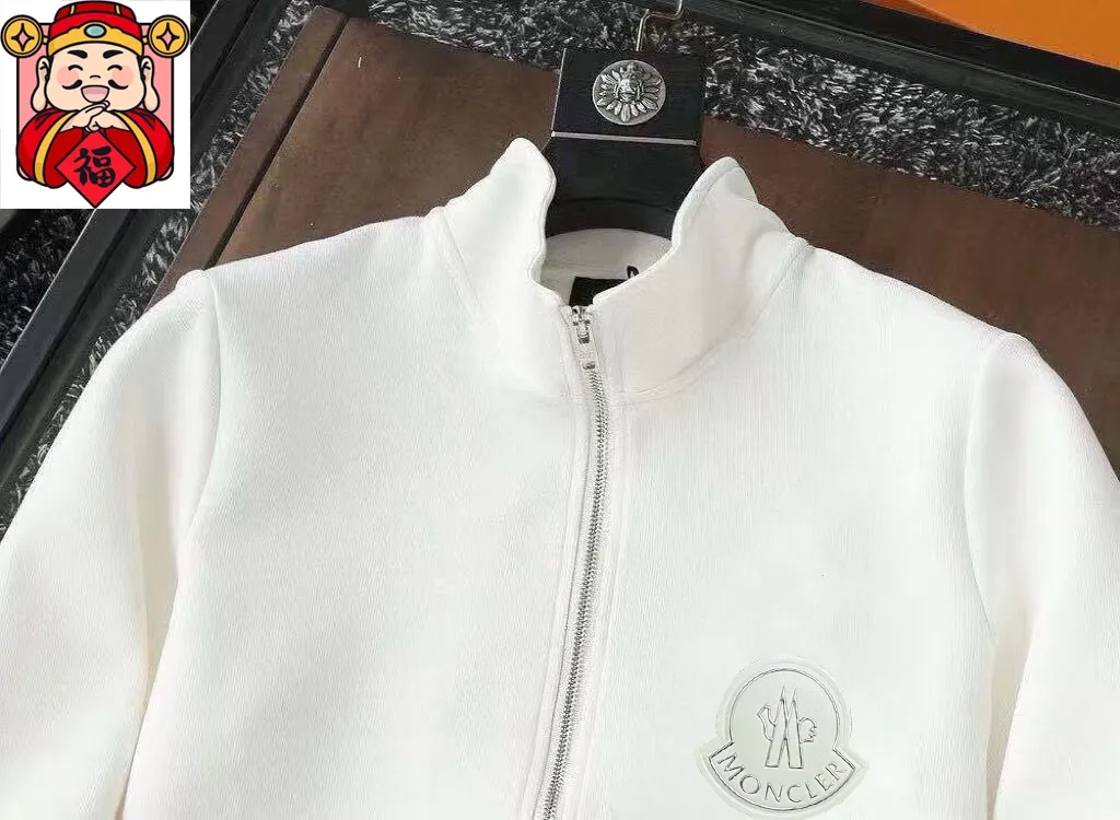 P400 💰【MONCLER】(Fat Man Gospel) hot-selling suit is coming. Focus on the original version of the official website. 2025 new hot-selling cardigan sweater suit. The original order is the best. 🇭🇰The meticulous work of top designers. It is a fitting and perfect upper body effect. Natural high-quality Roman cotton 100%, close-fitting comfort, noble and elegant! Original hardware embodies elegance and nobility! Counter size: M-5XL (maximum wear up to 220 pounds)