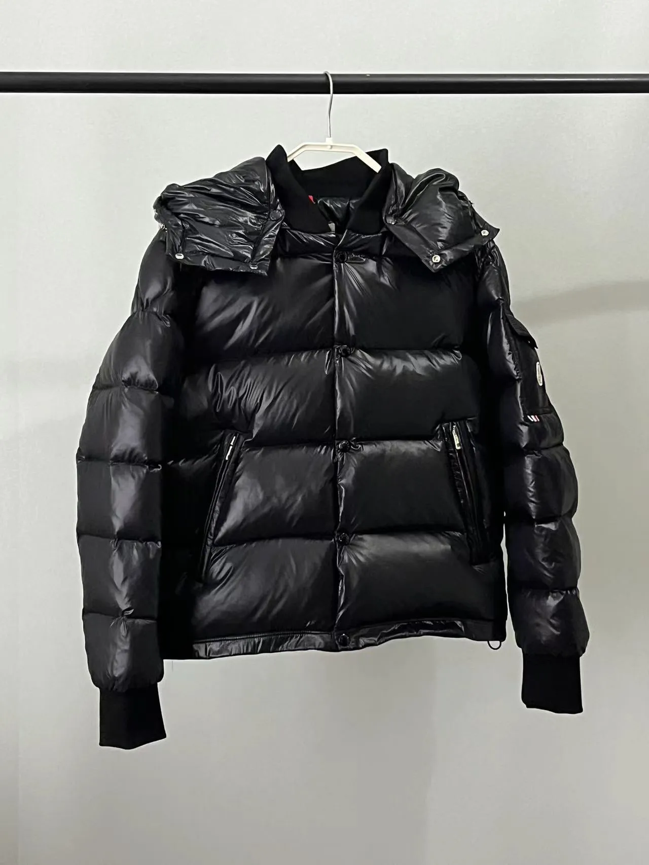 P920 🆕❤️2️⃣0️⃣2️⃣4️⃣🆕MONCLER, the latest winter model for couples, is on sale simultaneously on the official website! This down jacket has a great sense of design and looks, and you can buy it directly with quality control. It’s a high-end product that you can’t go wrong with! Simple and elegant design~Classic flap pocket design on the sleeves and arms~The overall design makes this dress unique! It is made of imported high-tech fabrics and is filled with white duck down. The texture and shape of the fabric are exquisite. You can feel its powerful aura through the detailed pictures. It also has superior handsomeness and thermal performance, making it easy to wear in various occasions! With polythermal insulation, you don’t have to worry about a little chill! It shows off the style and is also very warm at the same time (hat 🉑removable)~ Color: Black Red Gray Size: 1-2-3-4-5 (M~3XL)