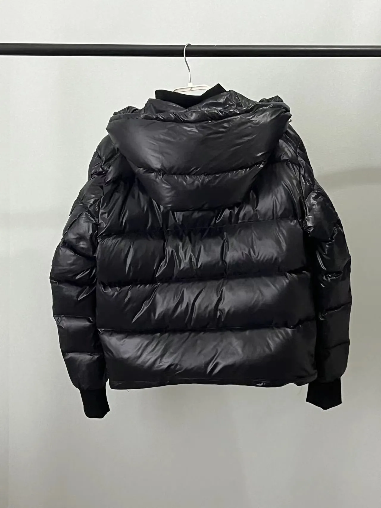 P920 🆕❤️2️⃣0️⃣2️⃣4️⃣🆕MONCLER, the latest winter model for couples, is on sale simultaneously on the official website! This down jacket has a great sense of design and looks, and you can buy it directly with quality control. It’s a high-end product that you can’t go wrong with! Simple and elegant design~Classic flap pocket design on the sleeves and arms~The overall design makes this dress unique! It is made of imported high-tech fabrics and is filled with white duck down. The texture and shape of the fabric are exquisite. You can feel its powerful aura through the detailed pictures. It also has superior handsomeness and thermal performance, making it easy to wear in various occasions! With polythermal insulation, you don’t have to worry about a little chill! It shows off the style and is also very warm at the same time (hat 🉑removable)~ Color: Black Red Gray Size: 1-2-3-4-5 (M~3XL)