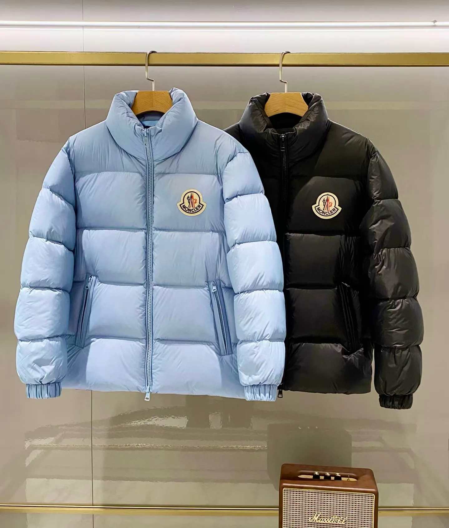 P560 Moncler/Mongolian citala series classic down jacket with large logo. Original 1:1 version. The upper body effect is absolutely explosive. The Moncler down jacket is really different. It is light and warm to wear. This haze blue color is very beautiful. It looks sky blue when viewed outdoors. Indoors, it is a darker haze blue. It matches you with fashion and personality.