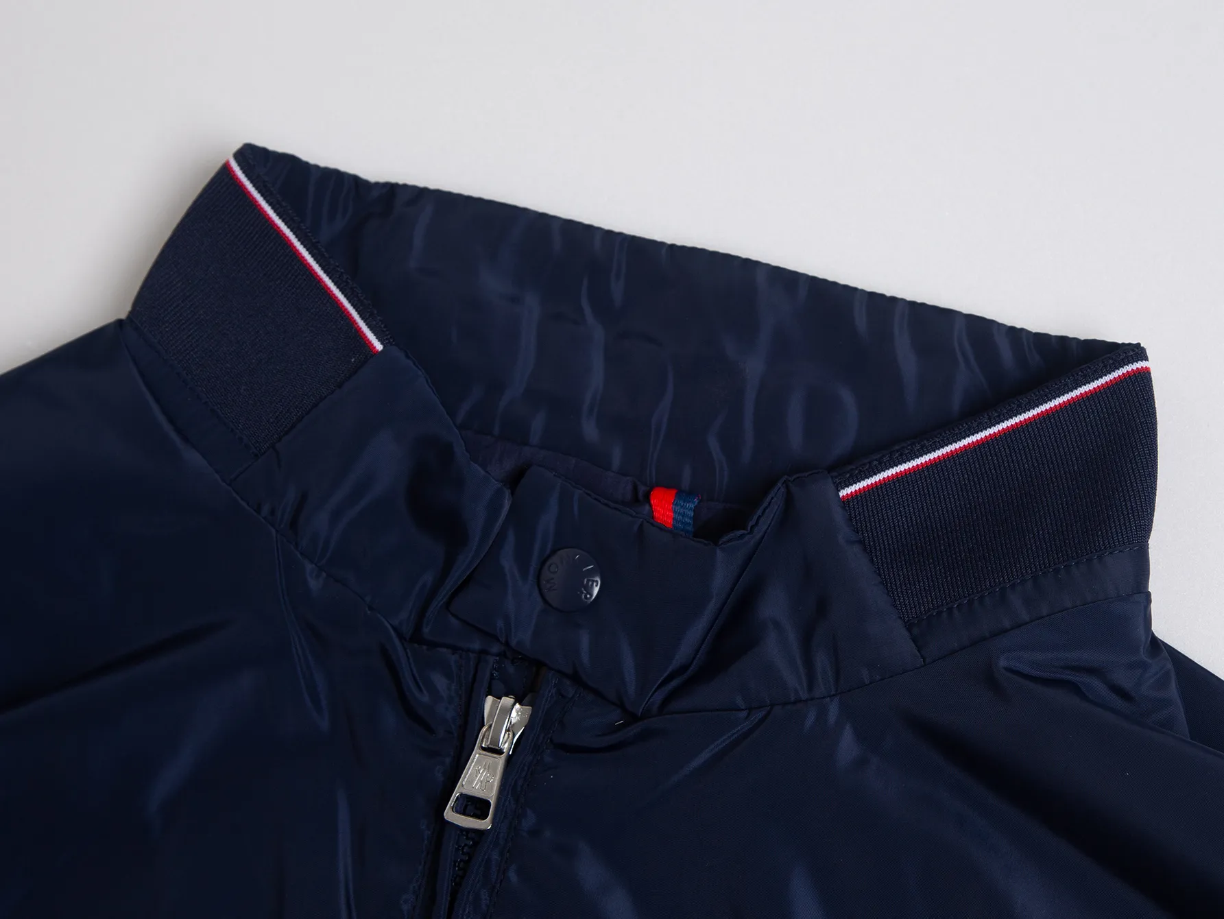 P520 ZP version) -Moncler's official website classic model is new. The letter jacquard windbreaker jacket is the same for men and women. -YB molded fabric details are the same. A full set of accessories are customized. Different from the market currency. Welcome to compare. -Color: black, white, royal blue, military green. -Code number 1 2 3 4 5