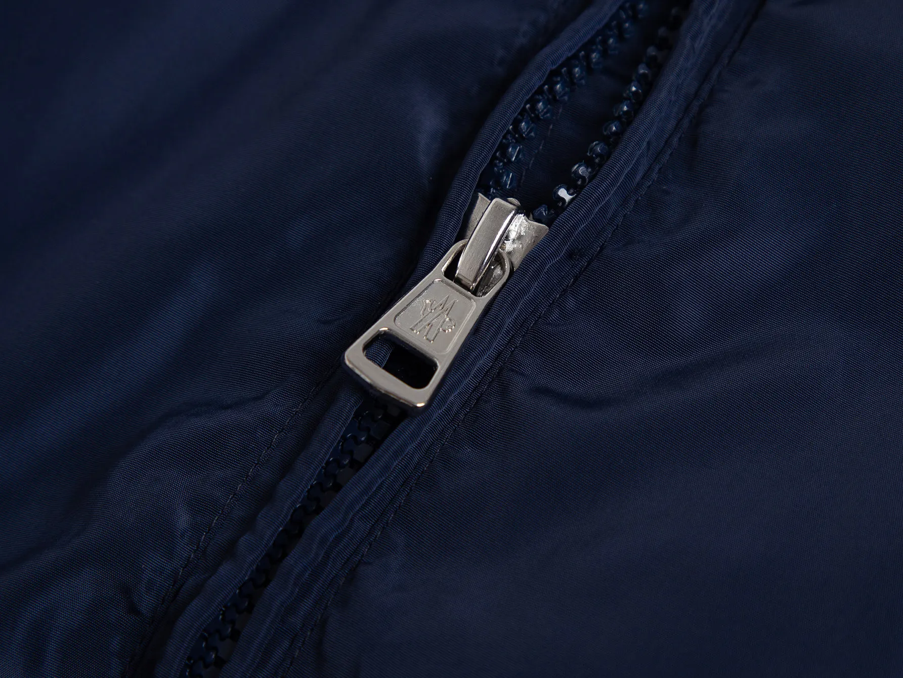 P520 ZP version) -Moncler's official website classic model is new. The letter jacquard windbreaker jacket is the same for men and women. -YB molded fabric details are the same. A full set of accessories are customized. Different from the market currency. Welcome to compare. -Color: black, white, royal blue, military green. -Code number 1 2 3 4 5
