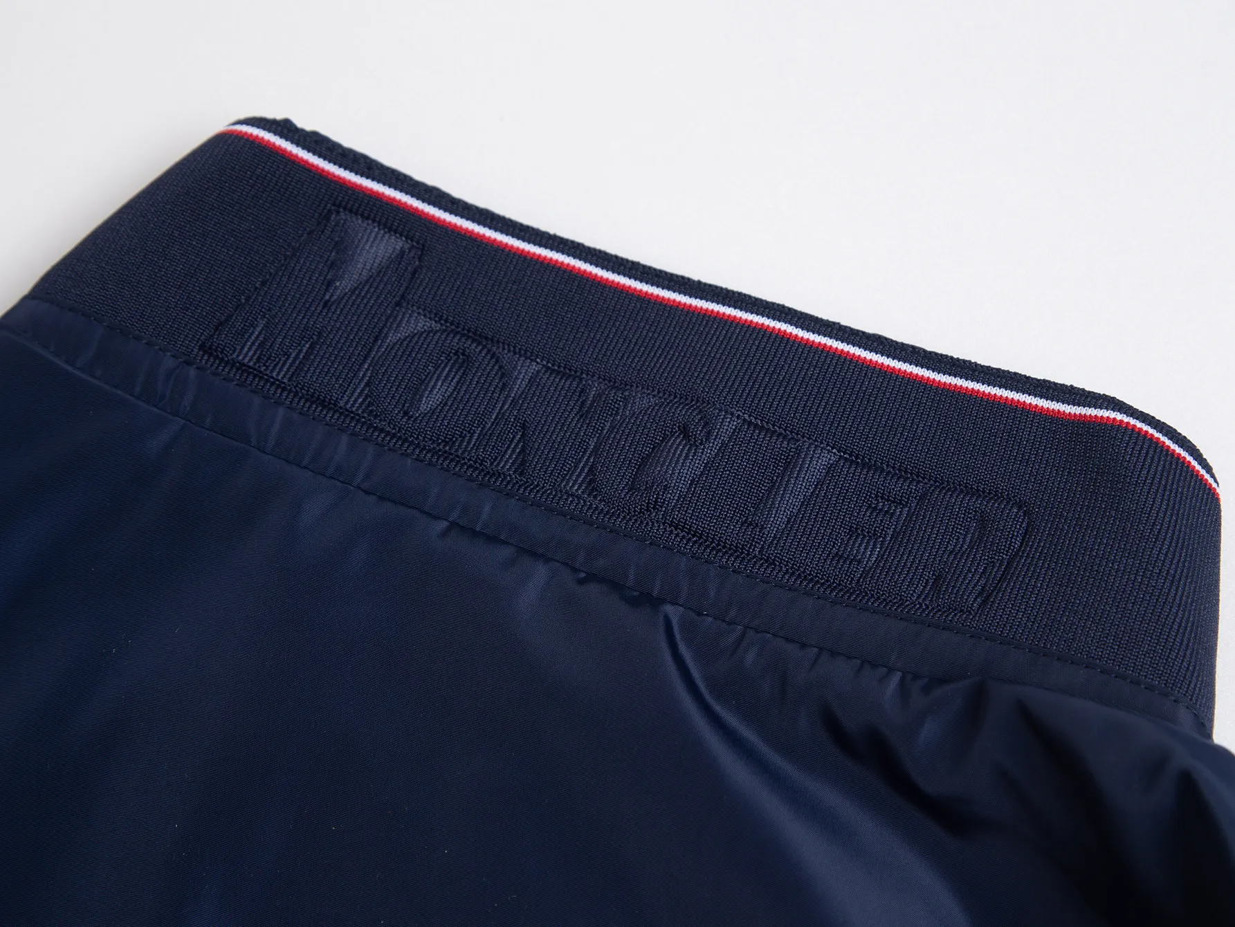 P520 ZP version) -Moncler's official website classic model is new. The letter jacquard windbreaker jacket is the same for men and women. -YB molded fabric details are the same. A full set of accessories are customized. Different from the market currency. Welcome to compare. -Color: black, white, royal blue, military green. -Code number 1 2 3 4 5