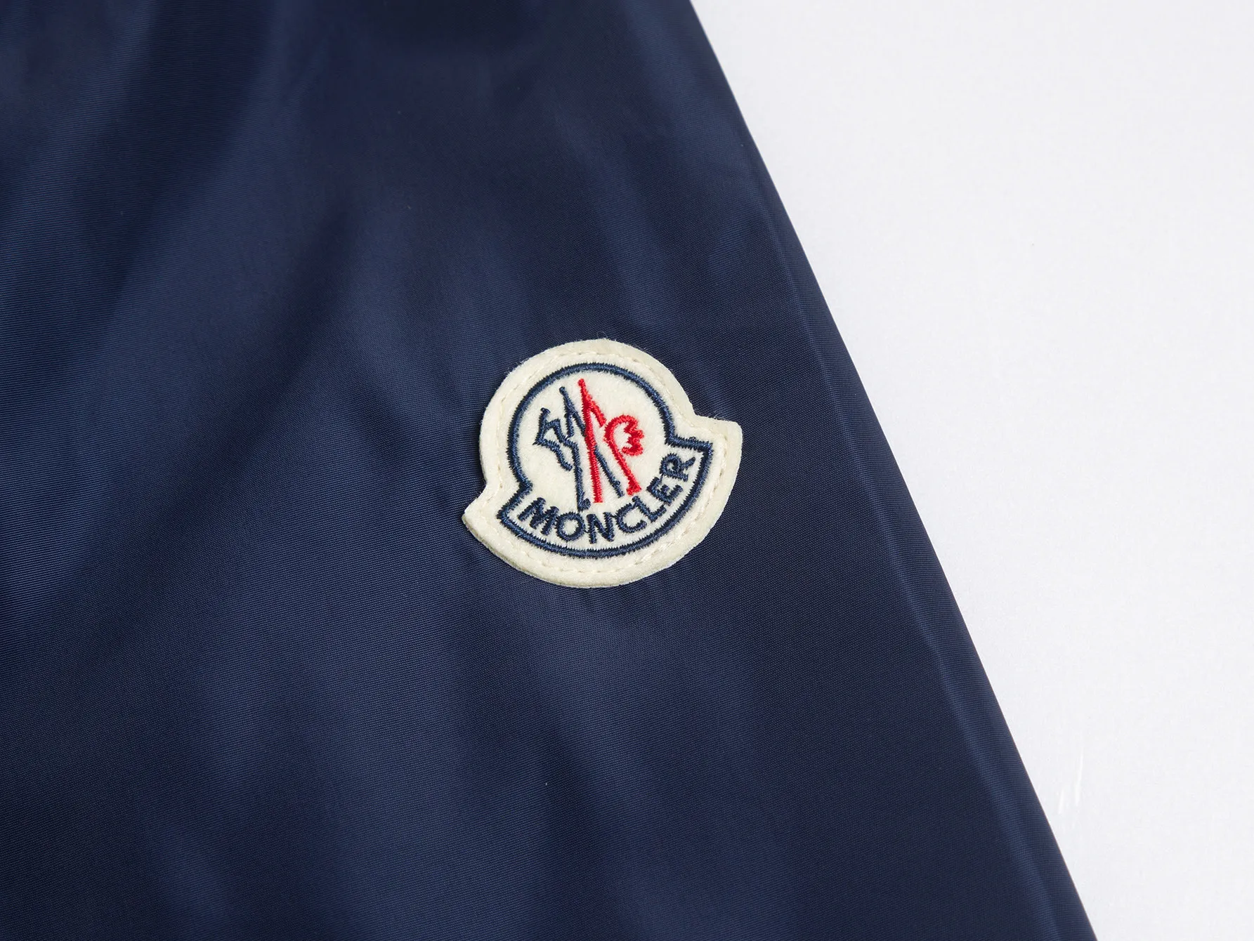 P520 ZP version) -Moncler's official website classic model is new. The letter jacquard windbreaker jacket is the same for men and women. -YB molded fabric details are the same. A full set of accessories are customized. Different from the market currency. Welcome to compare. -Color: black, white, royal blue, military green. -Code number 1 2 3 4 5