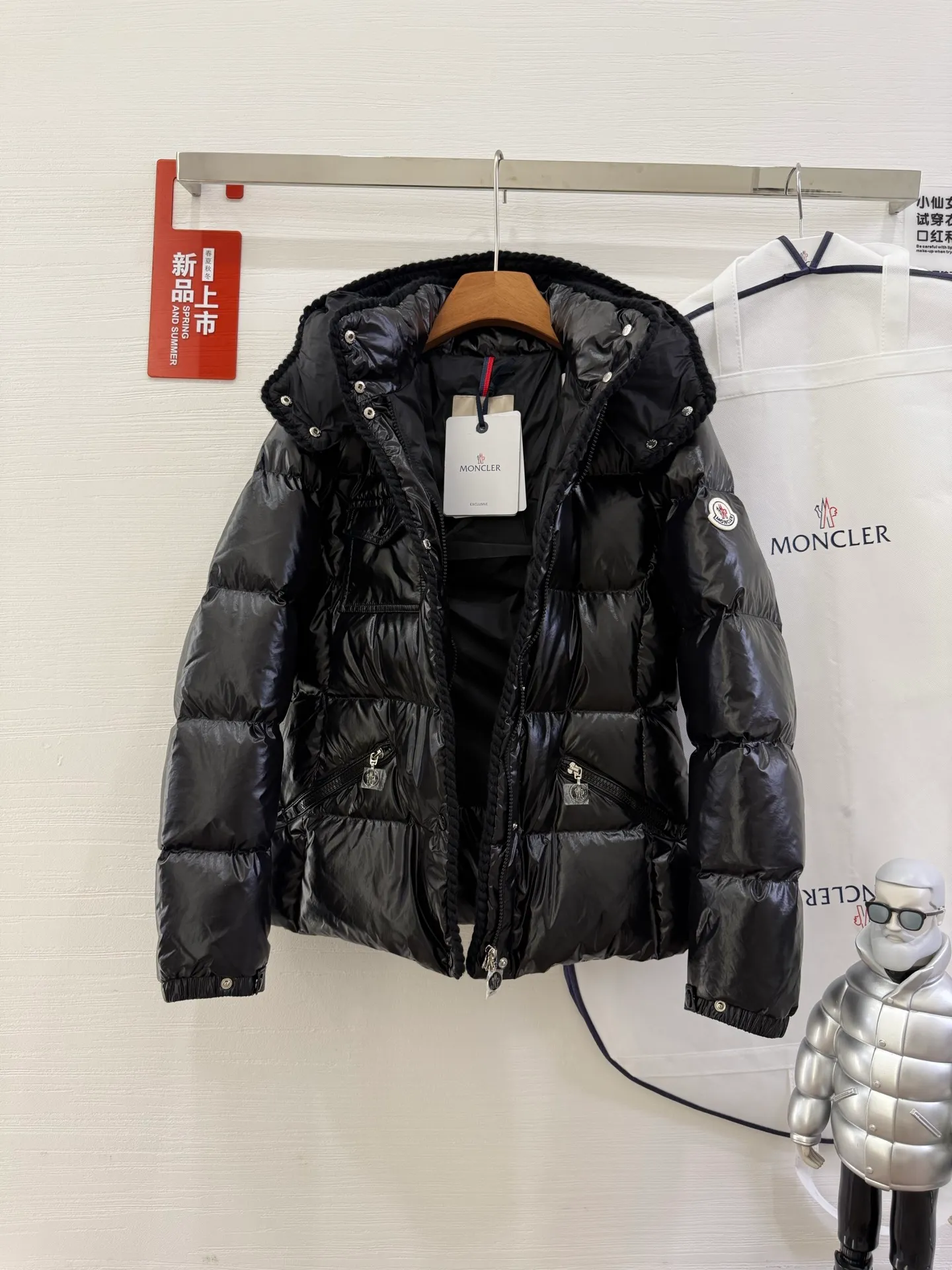 P940 Moncler/Moncler 25 new oil wax leather waisted GLAREIN hooded long-sleeved down jacket for women. Oil wax leather coated new fabric, slim design style, warm and slimming, 90% goose down filling, molded custom hardware. Color: red, white, blue, black Code number: 1-2-3-4