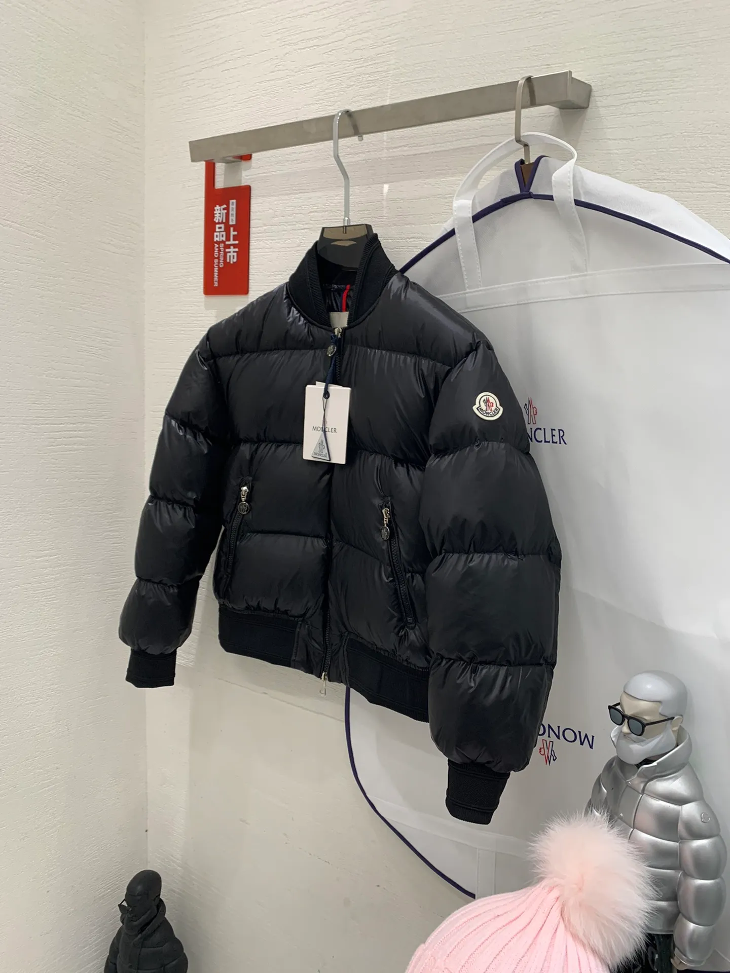 P640 Moncler Women's Merlat Quilted Soft Shell Fabric Down Bomber Jacket, the same style as Jolin Tsai, there are many purchasing agents, it is a very popular style, highly recommended. New products for early autumn: Merlat women's down jacket and bomber jacket. The Merlat women's down bomber jacket plays with clever colors and has a fashionable and energetic design to interpret the campus sports style. The Merlat down jacket features a new bomber jacket design, inspired by the American school wear of the 1960s. This short down jacket is made of longue saison fabric, which is both lightweight and warm. This padded bomber jacket comes in a pop of color that's easy to pair with monochromatic or color-blocked looks. Made of longue saison fabric Longue saison lining Filled with down Rib knit collar and cuffs Zipper closure Zippered pockets Fabric: 100% nylon; Lining: 100% nylon; Filling Down content: 90% white goose down; Except for trim;