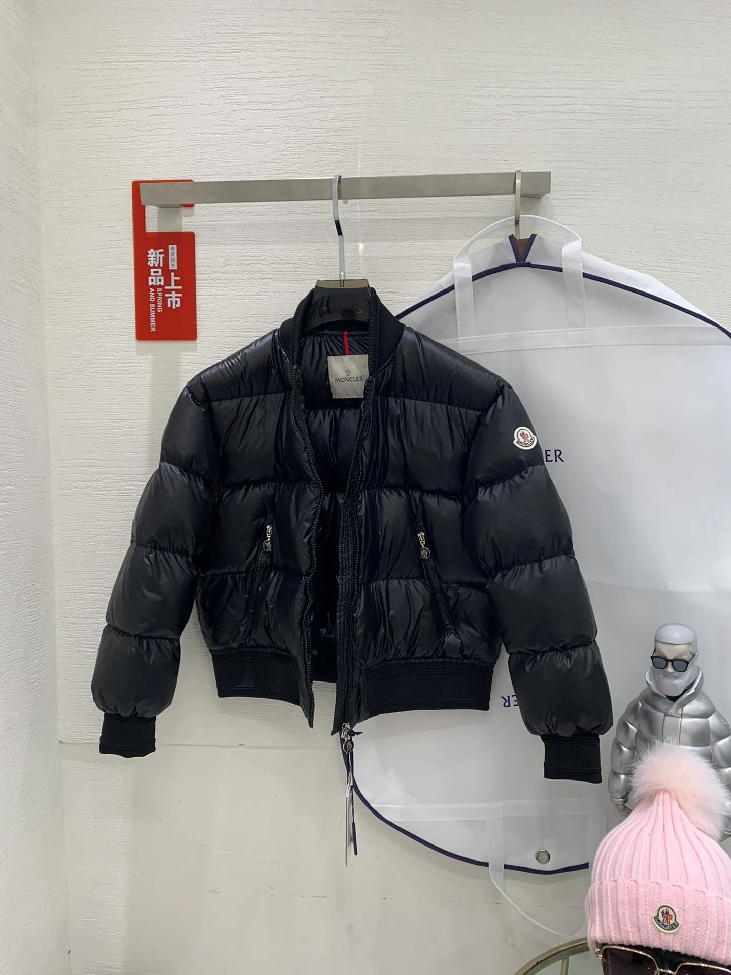 P640 Moncler Women's Merlat Quilted Soft Shell Fabric Down Bomber Jacket, the same style as Jolin Tsai, there are many purchasing agents, it is a very popular style, highly recommended. New products for early autumn: Merlat women's down jacket and bomber jacket. The Merlat women's down bomber jacket plays with clever colors and has a fashionable and energetic design to interpret the campus sports style. The Merlat down jacket features a new bomber jacket design, inspired by the American school wear of the 1960s. This short down jacket is made of longue saison fabric, which is both lightweight and warm. This padded bomber jacket comes in a pop of color that's easy to pair with monochromatic or color-blocked looks. Made of longue saison fabric Longue saison lining Filled with down Rib knit collar and cuffs Zipper closure Zippered pockets Fabric: 100% nylon; Lining: 100% nylon; Filling Down content: 90% white goose down; Except for trim;