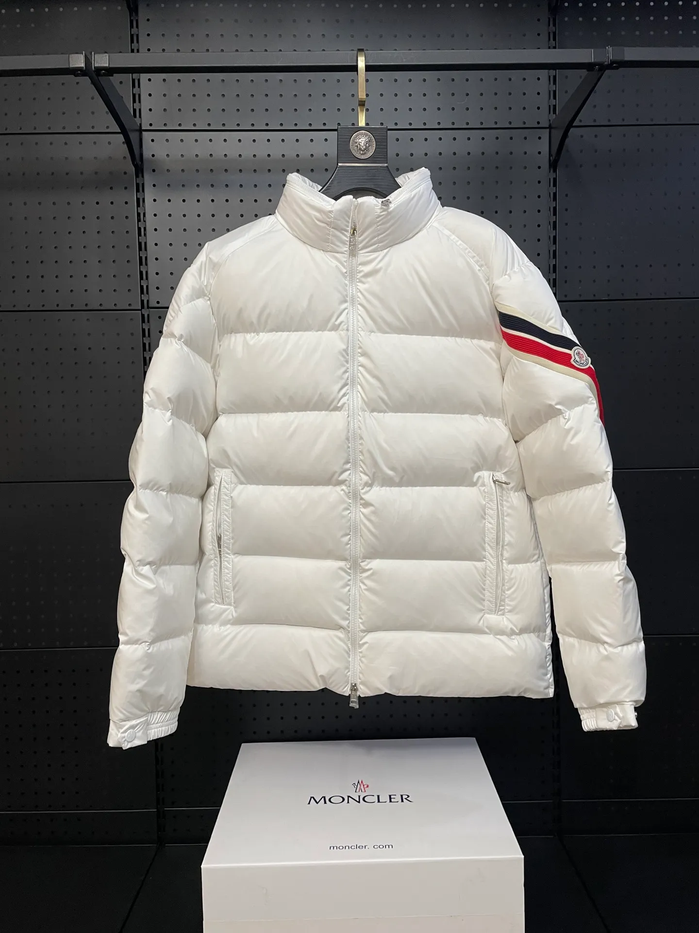 P840 ️🆕❤️2️⃣0️⃣2️⃣4️⃣🆕Premium down⬆️Moncler Solayan men's tri-color trimmed short down jacket. Premium goose down filling. The finest, lightest and neatest fabric. Solayan men's short down jacket is decorated with seasonal iconic stripe details, blending sportsmanship and timeless style.  The Solayan down jacket is made of micro chic fabric and has a tough square shape design, highlighting Moncler's sporty spirit. This cropped down jacket features tricolor stripes on the sleeves, a seasonal take on the brand's signature. Comes with a practical pull-out hood. Details •Made from micro chic nylon fabric •Micro chic nylon lining •Down filled •Pull-out hood •Zip closure •Zip pockets •Adjustable cuffs •Elastic drawstring hem •Tri-color trim on sleeves Size: 1-5 Color: White Dark Brown Black