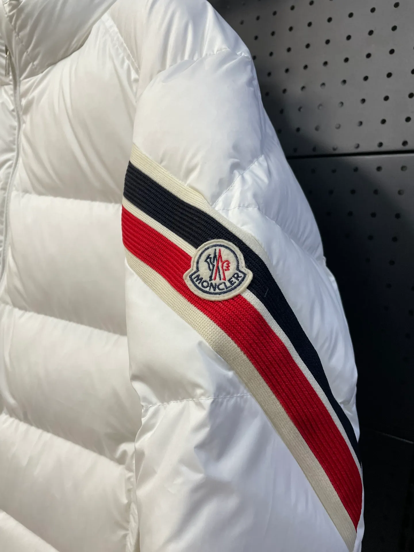 P840 ️🆕❤️2️⃣0️⃣2️⃣4️⃣🆕Premium down⬆️Moncler Solayan men's tri-color trimmed short down jacket. Premium goose down filling. The finest, lightest and neatest fabric. Solayan men's short down jacket is decorated with seasonal iconic stripe details, blending sportsmanship and timeless style.  The Solayan down jacket is made of micro chic fabric and has a tough square shape design, highlighting Moncler's sporty spirit. This cropped down jacket features tricolor stripes on the sleeves, a seasonal take on the brand's signature. Comes with a practical pull-out hood. Details •Made from micro chic nylon fabric •Micro chic nylon lining •Down filled •Pull-out hood •Zip closure •Zip pockets •Adjustable cuffs •Elastic drawstring hem •Tri-color trim on sleeves Size: 1-5 Color: White Dark Brown Black