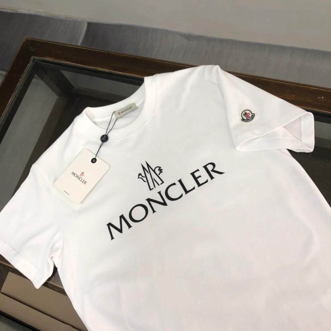 P160 Moncler 2025 new men's round neck short-sleeved couple's T-shirt, new spring and summer product, high quality 🔥🔥Fashionable and versatile, customized imported fabrics, comfortable to wear, breathable, fashionable without losing personality, the upper body is casual and casual, handsome and stylish, showing the temperament of a big brand. All three standards are complete! ! Color: black white gray Size: S-XL (loose fit)