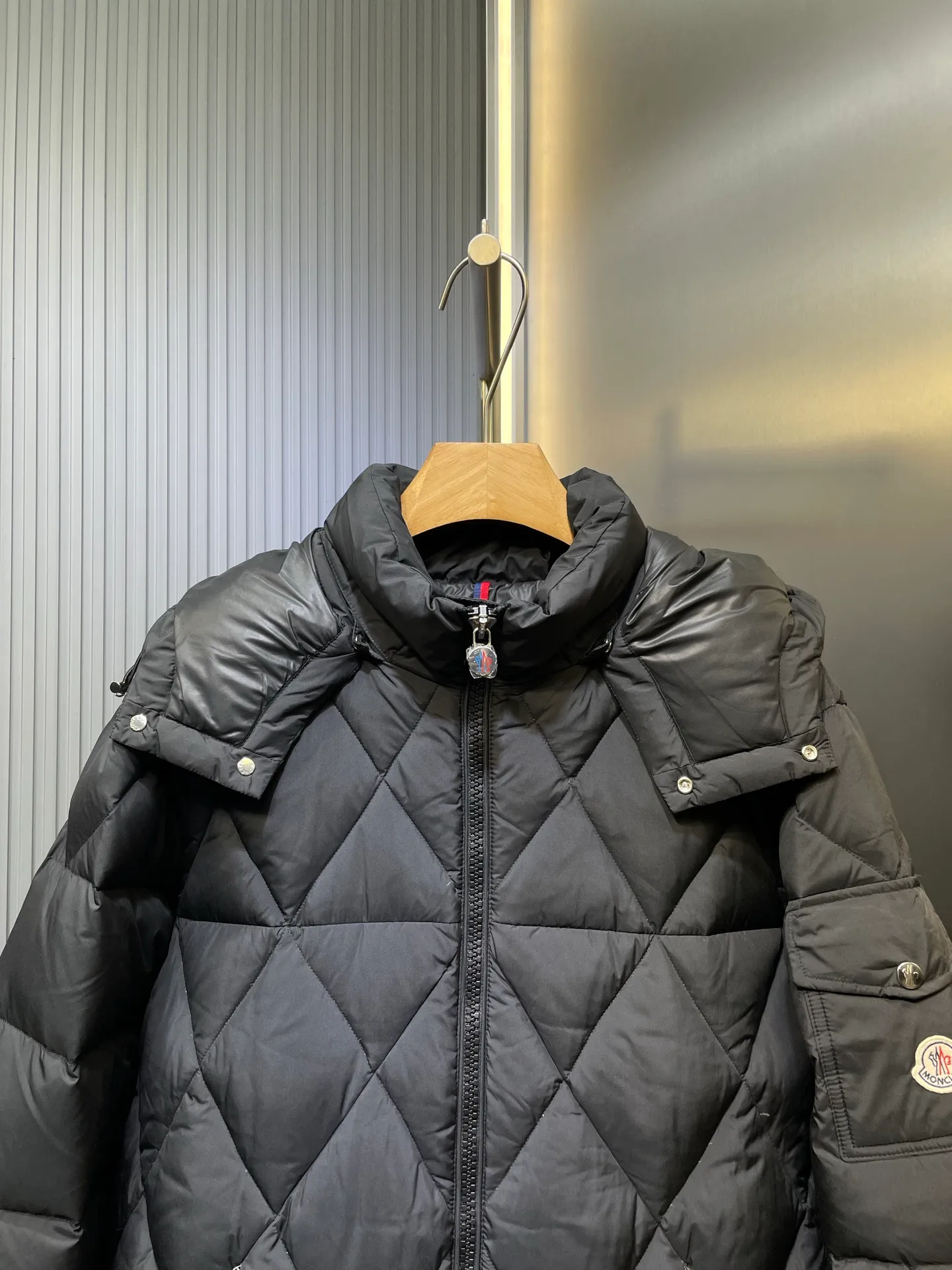 P960 moncler🌟 2025 autumn and winter new style. Original custom hardware accessories are all imported and original customization. Welcome to compare. Absolutely high quality. Use top 95 white duck down. Super soft. Filled with fluffy and full feathers. Super heavy work. Fabric workmanship. Perfect version. Note. Fabric is super comfortable. Exclusive model. Non-market product. Same size for men and women. Size: 12345