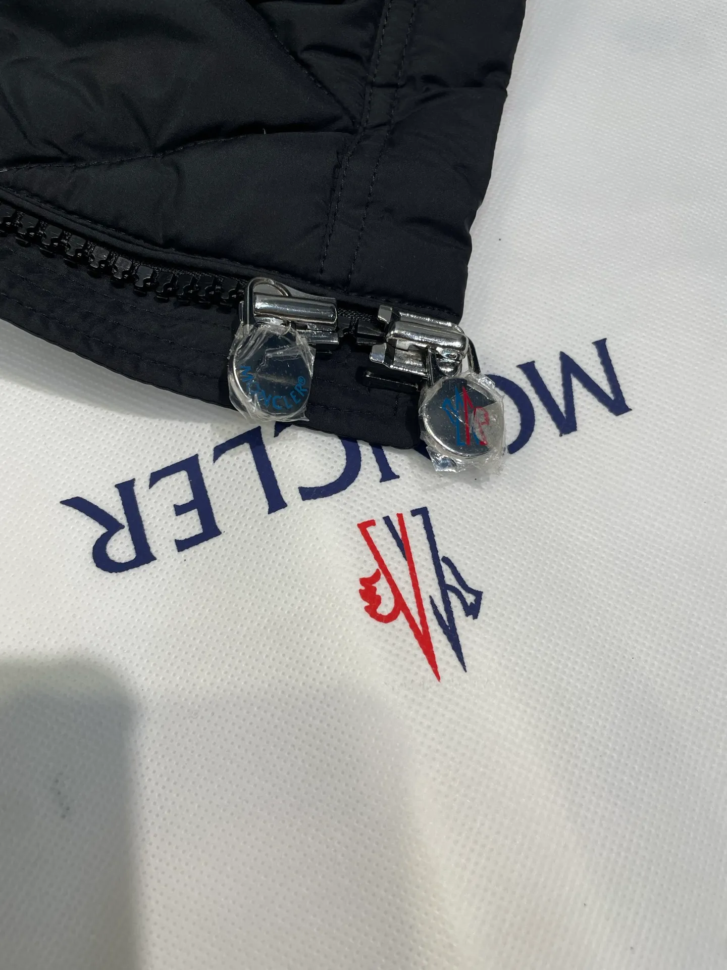 P960 moncler🌟 2025 autumn and winter new style. Original custom hardware accessories are all imported and original customization. Welcome to compare. Absolutely high quality. Use top 95 white duck down. Super soft. Filled with fluffy and full feathers. Super heavy work. Fabric workmanship. Perfect version. Note. Fabric is super comfortable. Exclusive model. Non-market product. Same size for men and women. Size: 12345