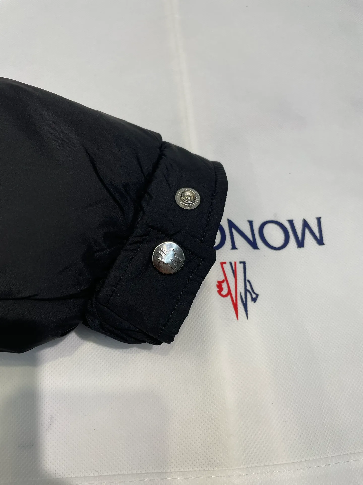 P960 moncler🌟 2025 autumn and winter new style. Original custom hardware accessories are all imported and original customization. Welcome to compare. Absolutely high quality. Use top 95 white duck down. Super soft. Filled with fluffy and full feathers. Super heavy work. Fabric workmanship. Perfect version. Note. Fabric is super comfortable. Exclusive model. Non-market product. Same size for men and women. Size: 12345
