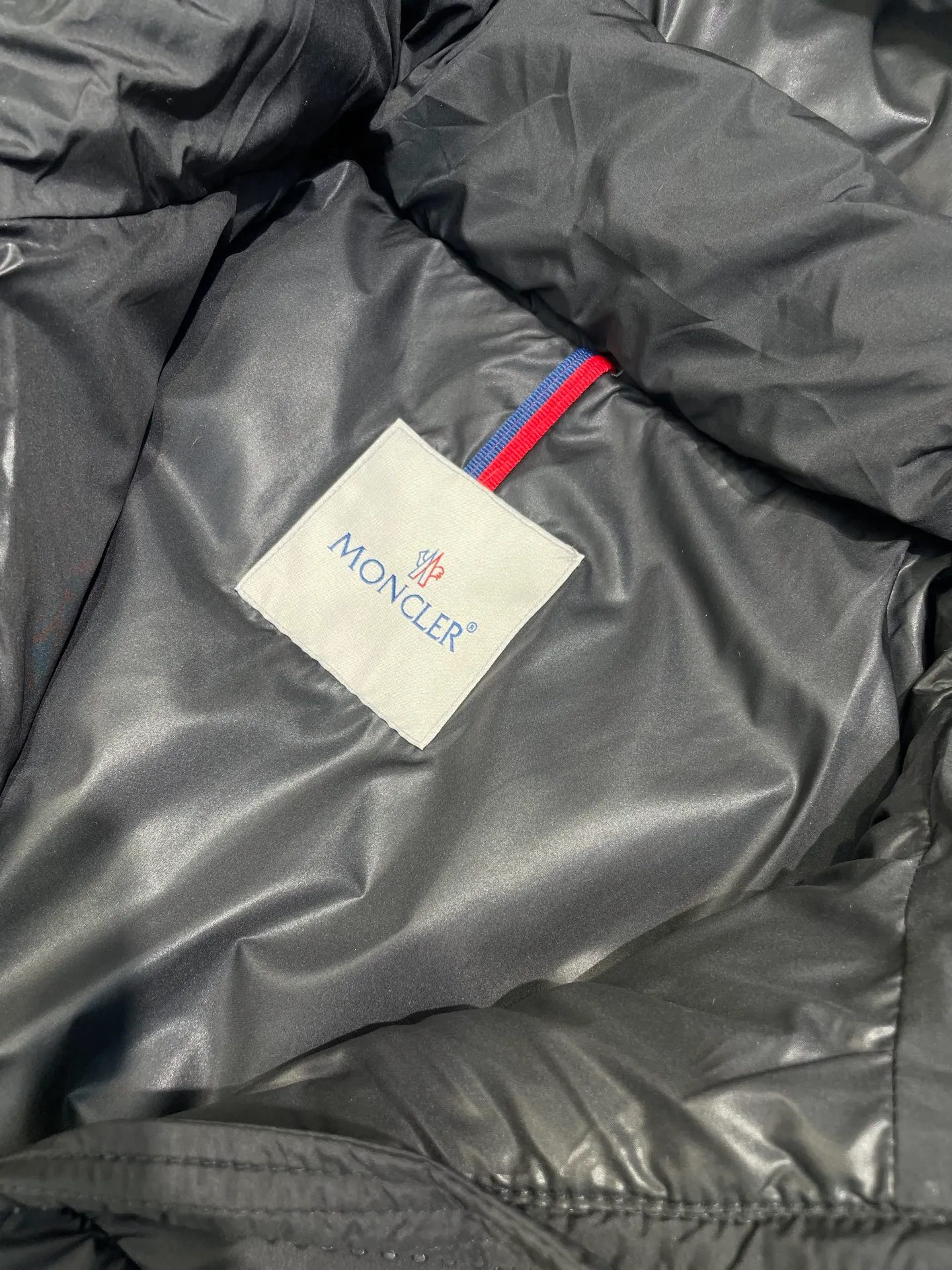 P960 moncler🌟 2025 autumn and winter new style. Original custom hardware accessories are all imported and original customization. Welcome to compare. Absolutely high quality. Use top 95 white duck down. Super soft. Filled with fluffy and full feathers. Super heavy work. Fabric workmanship. Perfect version. Note. Fabric is super comfortable. Exclusive model. Non-market product. Same size for men and women. Size: 12345