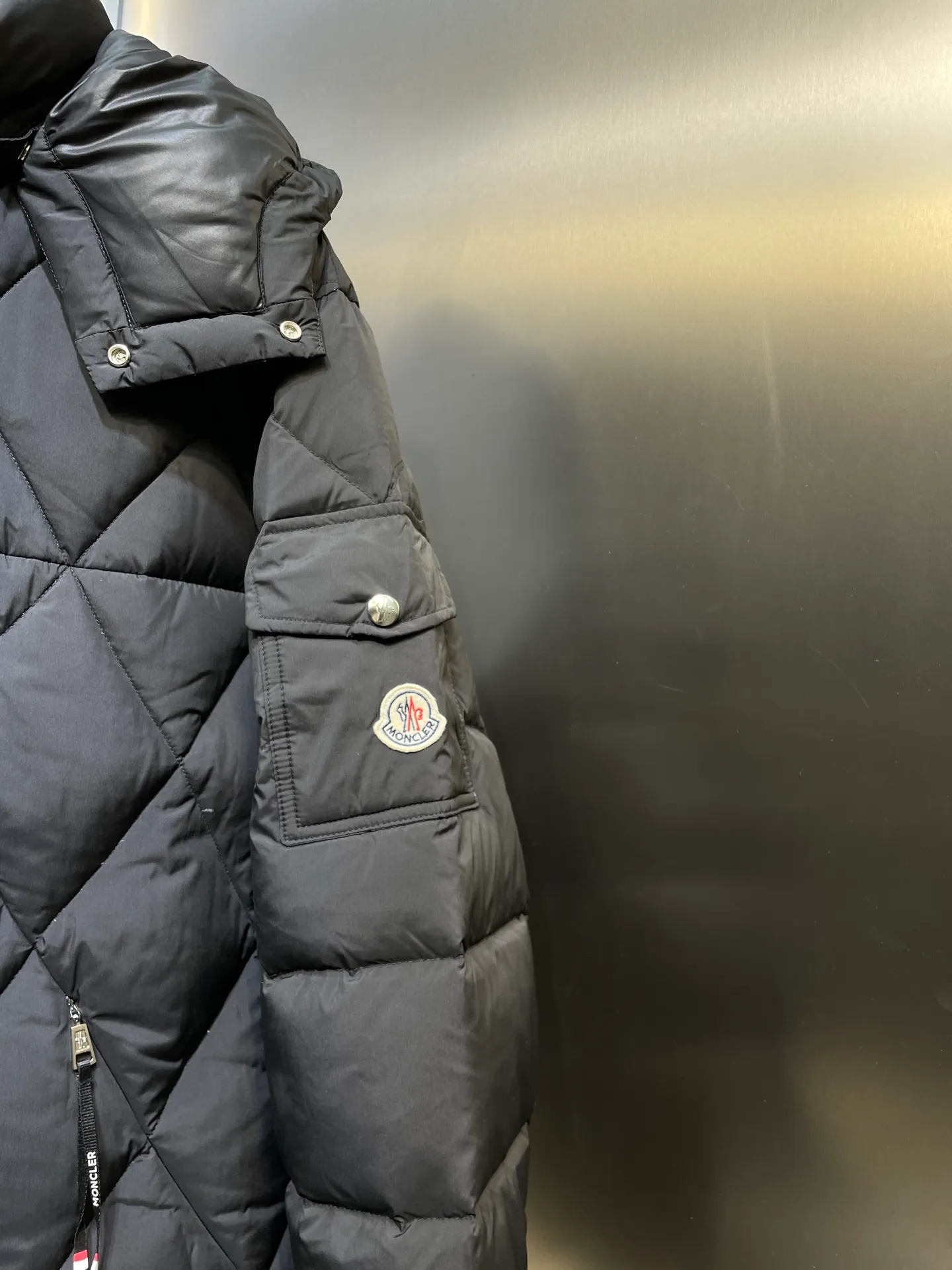 P960 moncler🌟 2025 autumn and winter new style. Original custom hardware accessories are all imported and original customization. Welcome to compare. Absolutely high quality. Use top 95 white duck down. Super soft. Filled with fluffy and full feathers. Super heavy work. Fabric workmanship. Perfect version. Note. Fabric is super comfortable. Exclusive model. Non-market product. Same size for men and women. Size: 12345