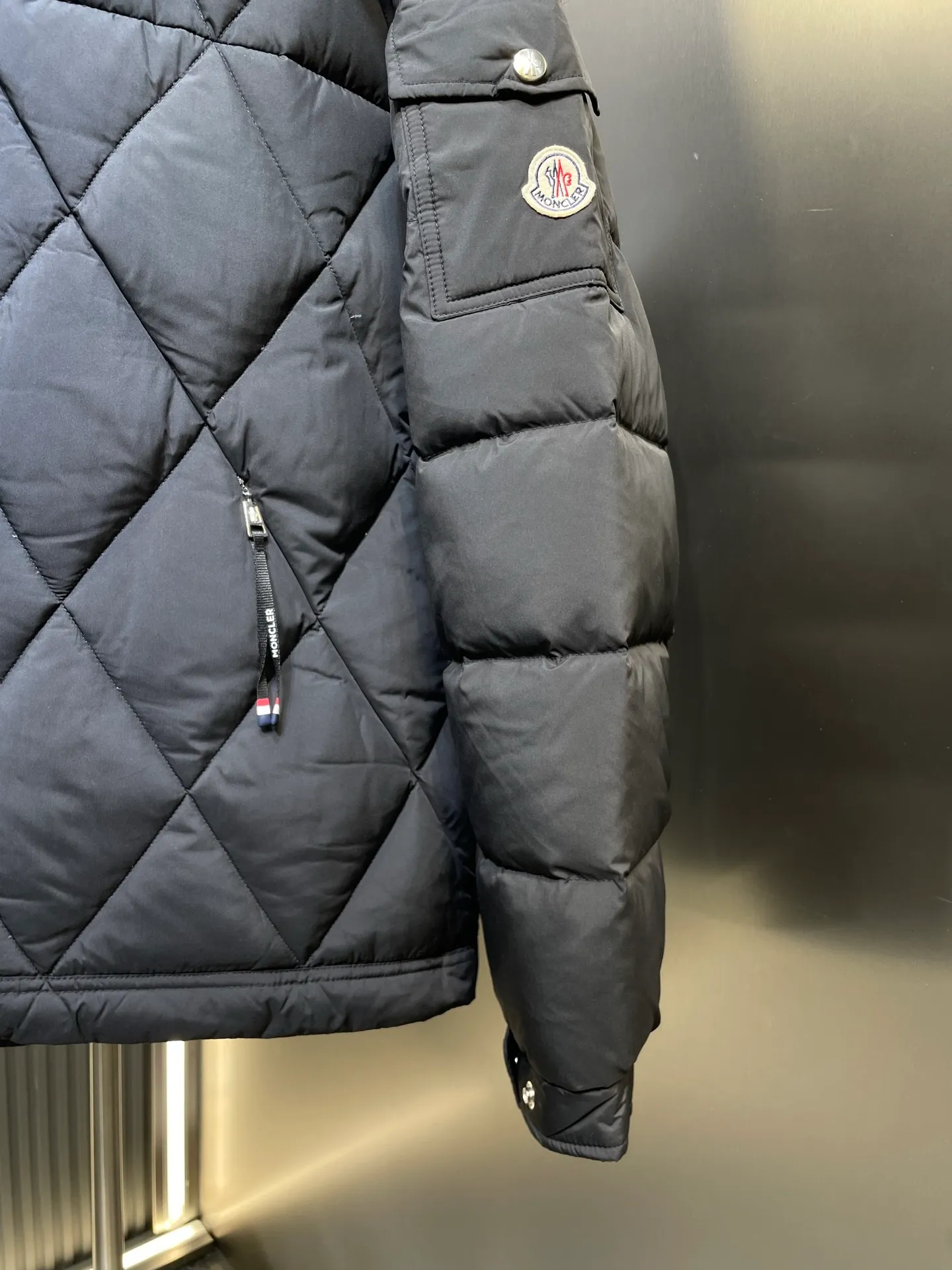 P960 moncler🌟 2025 autumn and winter new style. Original custom hardware accessories are all imported and original customization. Welcome to compare. Absolutely high quality. Use top 95 white duck down. Super soft. Filled with fluffy and full feathers. Super heavy work. Fabric workmanship. Perfect version. Note. Fabric is super comfortable. Exclusive model. Non-market product. Same size for men and women. Size: 12345