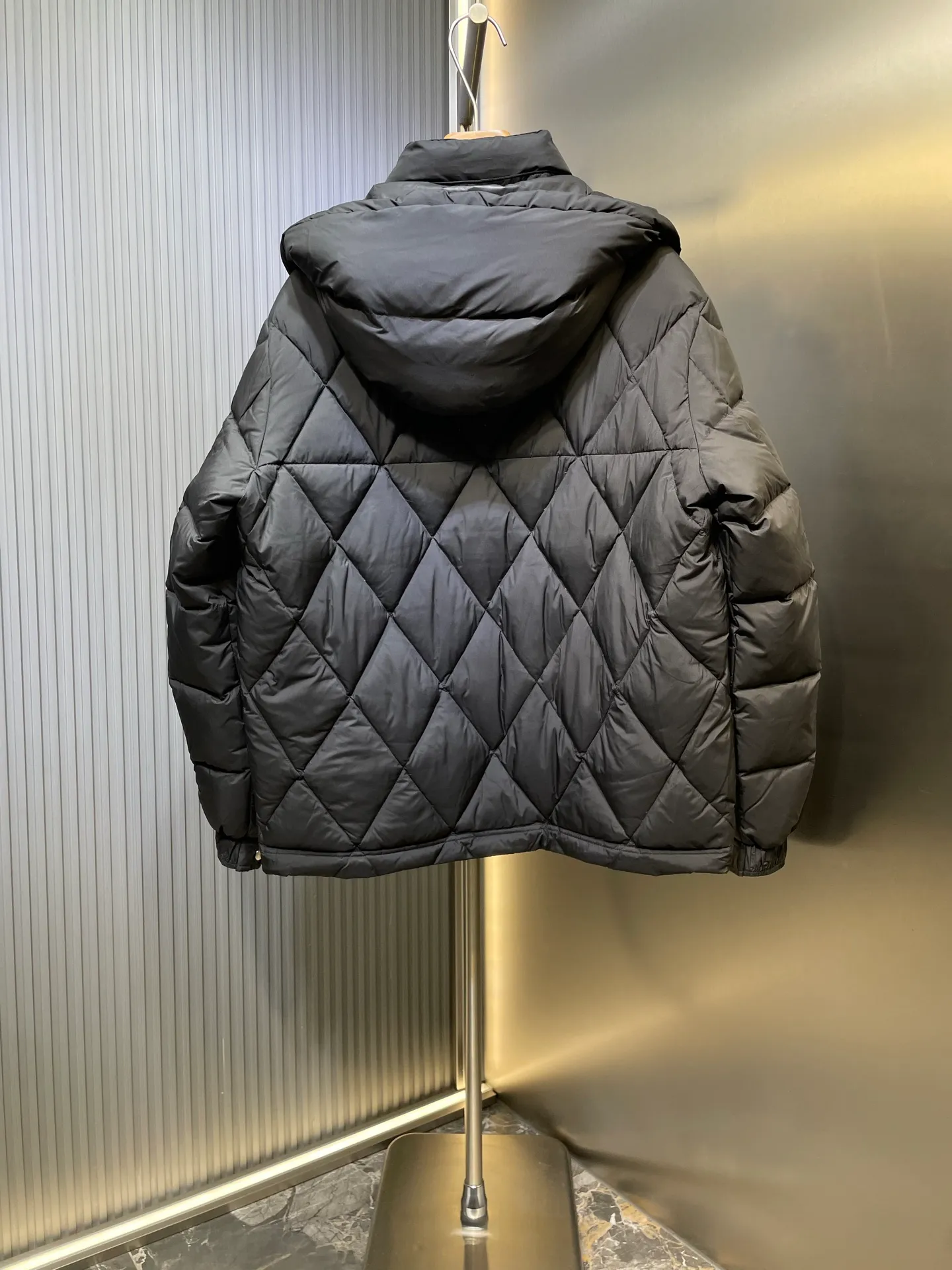 P960 moncler🌟 2025 autumn and winter new style. Original custom hardware accessories are all imported and original customization. Welcome to compare. Absolutely high quality. Use top 95 white duck down. Super soft. Filled with fluffy and full feathers. Super heavy work. Fabric workmanship. Perfect version. Note. Fabric is super comfortable. Exclusive model. Non-market product. Same size for men and women. Size: 12345