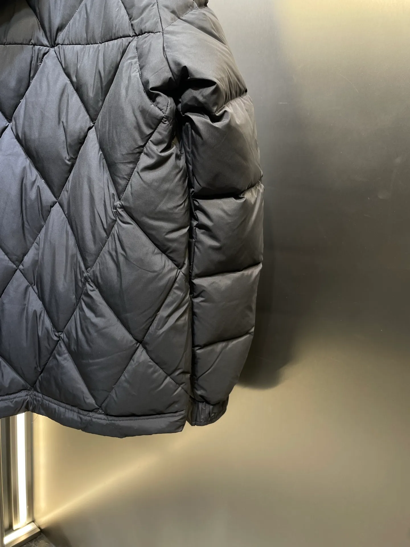 P960 moncler🌟 2025 autumn and winter new style. Original custom hardware accessories are all imported and original customization. Welcome to compare. Absolutely high quality. Use top 95 white duck down. Super soft. Filled with fluffy and full feathers. Super heavy work. Fabric workmanship. Perfect version. Note. Fabric is super comfortable. Exclusive model. Non-market product. Same size for men and women. Size: 12345