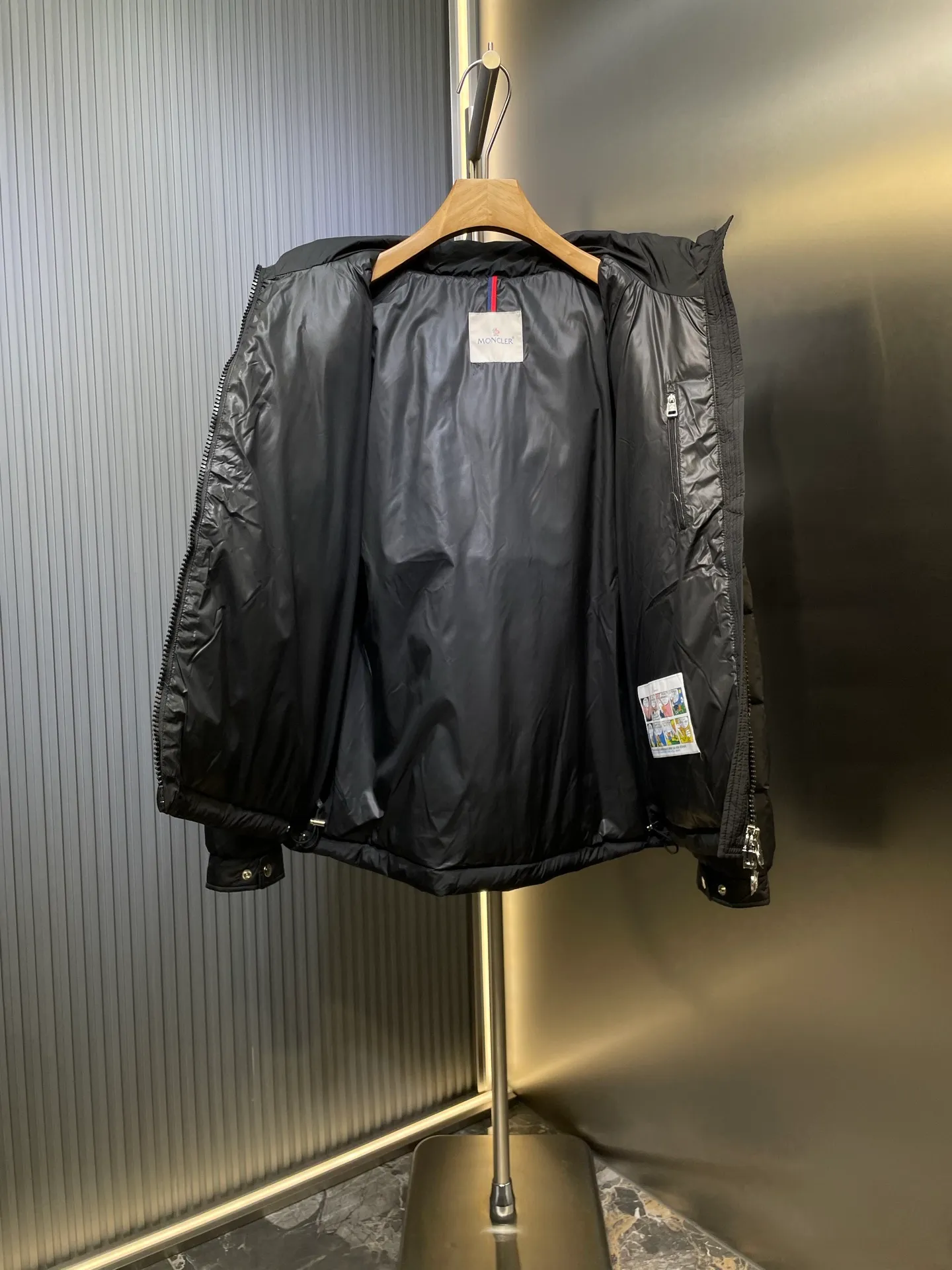 P960 moncler🌟 2025 autumn and winter new style. Original custom hardware accessories are all imported and original customization. Welcome to compare. Absolutely high quality. Use top 95 white duck down. Super soft. Filled with fluffy and full feathers. Super heavy work. Fabric workmanship. Perfect version. Note. Fabric is super comfortable. Exclusive model. Non-market product. Same size for men and women. Size: 12345