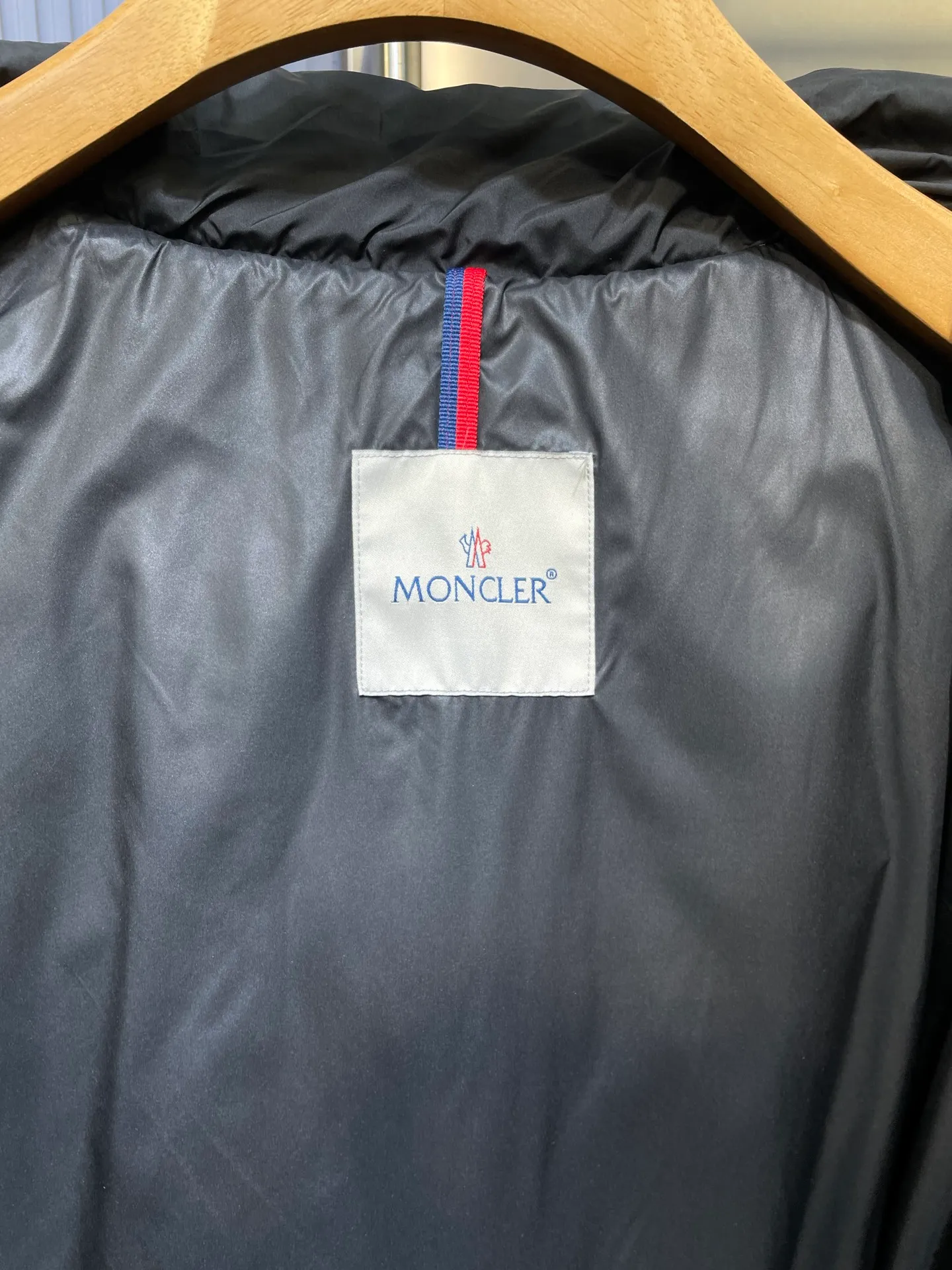 P960 moncler🌟 2025 autumn and winter new style. Original custom hardware accessories are all imported and original customization. Welcome to compare. Absolutely high quality. Use top 95 white duck down. Super soft. Filled with fluffy and full feathers. Super heavy work. Fabric workmanship. Perfect version. Note. Fabric is super comfortable. Exclusive model. Non-market product. Same size for men and women. Size: 12345