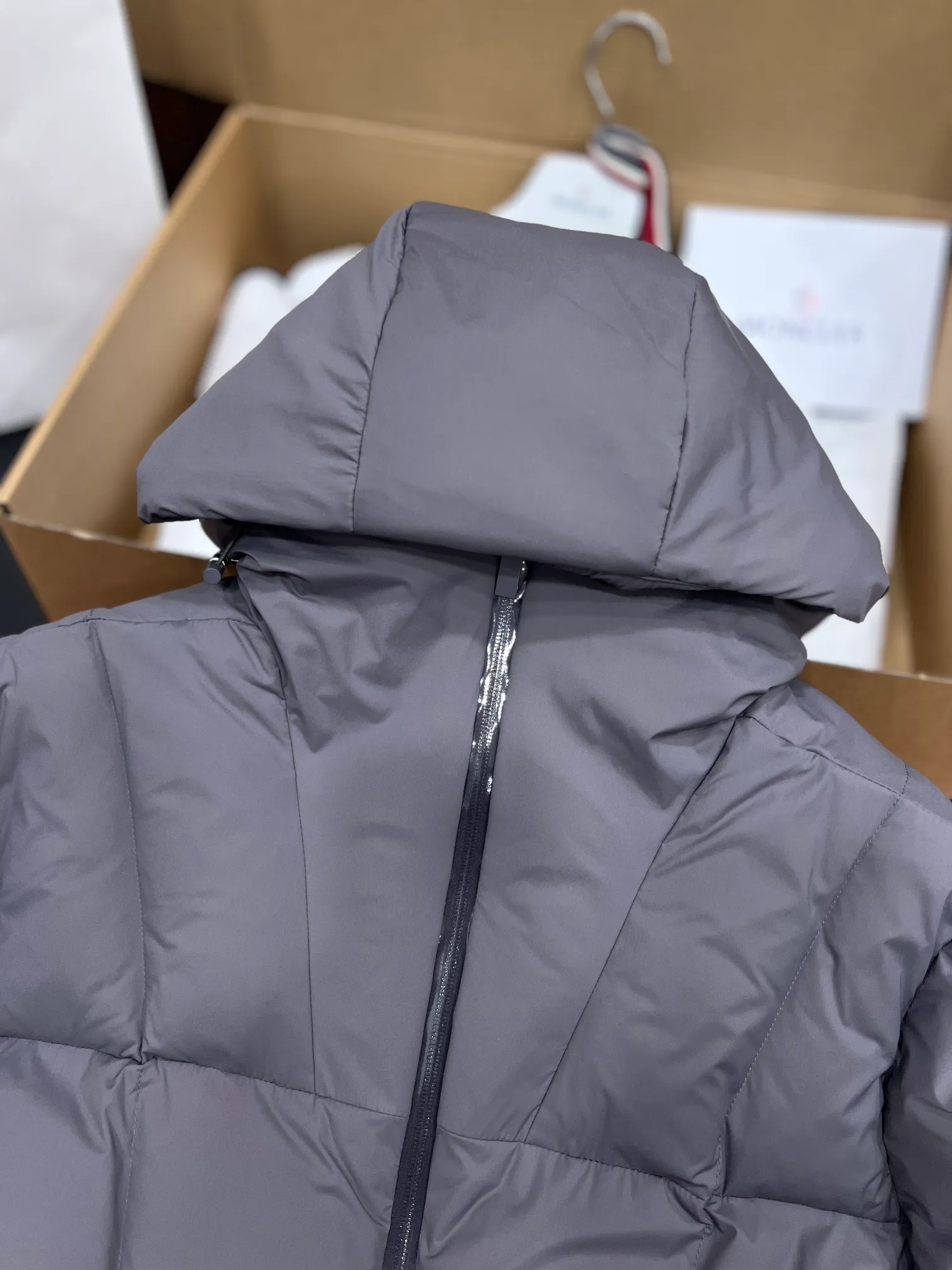 P880 exclusive top version moncler Fusain men's hooded short down jacket color black gray code number 12345