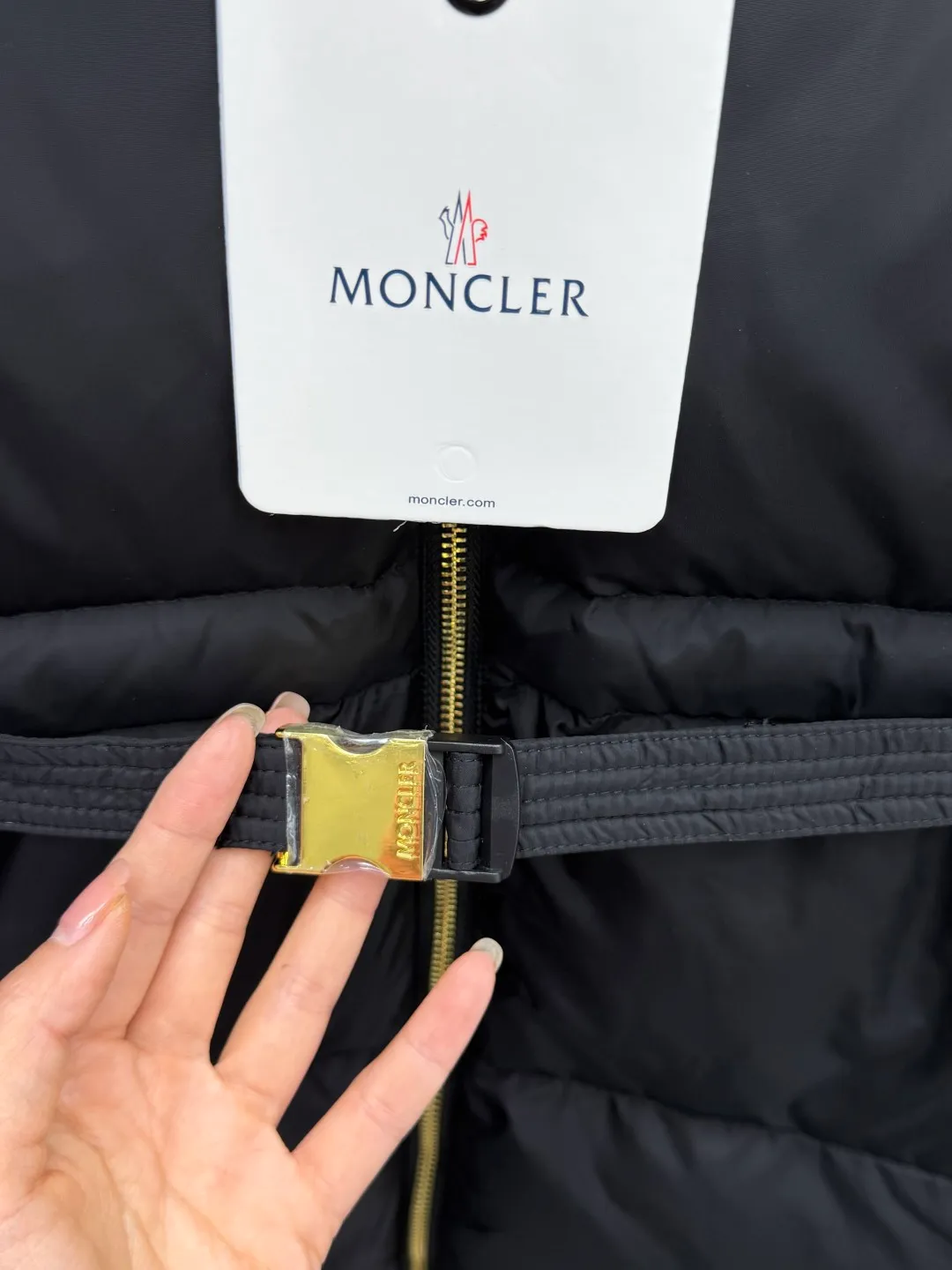 P1100 Moncler 2025 Briant Women's Hooded Mid-length Belt Slimming Down Jacket The "all-rounder" of the winter wardrobe. It is the king of "Practical Aesthetics" in the new season of Moncler ✨ The mid-length silhouette wraps the whole body in warmth, and the detachable hood can be adapted to changing scenes - it is buckled to provide winter armor to protect against wind and cold, and it is removed for a light and elegant urban style. The sheepskin wool splicing on the collar is the soul detail, and the soft velvet touch wraps around the neck gently; the adjustable belt on the waist accurately cuts out the slim waistline, breaking the bloated stereotype of down jackets, making slimming and keeping warm two-way. Milky white is a winter soft light filter, and black is a cool-toned high-end card. Briant uses one piece of clothing to contain all your expectations for winter! Color: Size: 0123