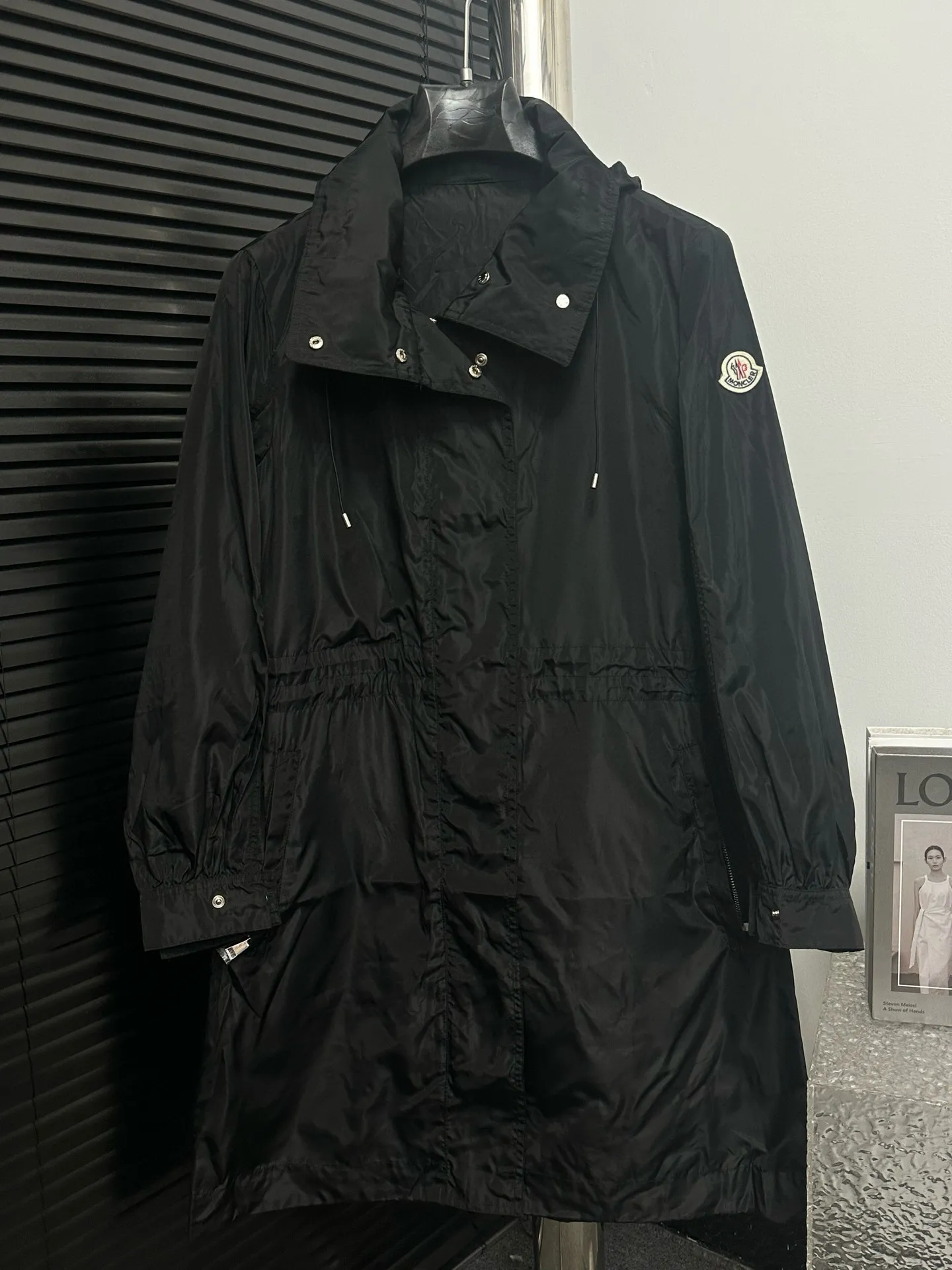 P520 【Moncler】Mongolian trench coat, real shot #New women's long hooded trench coat A long trench coat worthy of you! For those who like casual and established dressing styles, classic models are always the best choice. They do not have too many exaggerated designs and are attractive with a completely practical and simple style. Consumers who want a clean and simple casual style should not miss it!!! Who wears the better-looking trench coat? Color: Black Navy Size: 0-1-2