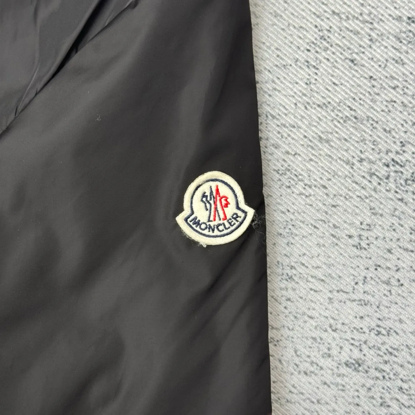 P640 Moncler 25SS new cotton jacket SIZE 1/2/3/4 This Ouge jacket combines streamlined beauty and practical function, and is made of nylon fabric. This functional fabric has a silky feel. It offers protection when you need it while offering a sleek silhouette with a removable pull-out hood. It is embellished with the same color monogram details, the sleeves are decorated with Meng family armbands, zipper closure, zipper pockets, and the elasticity of the hem is adjustable. It is both warm and handsome. It is a must-have item for autumn. It is suitable for both men and women. Highly recommended! Color: black white