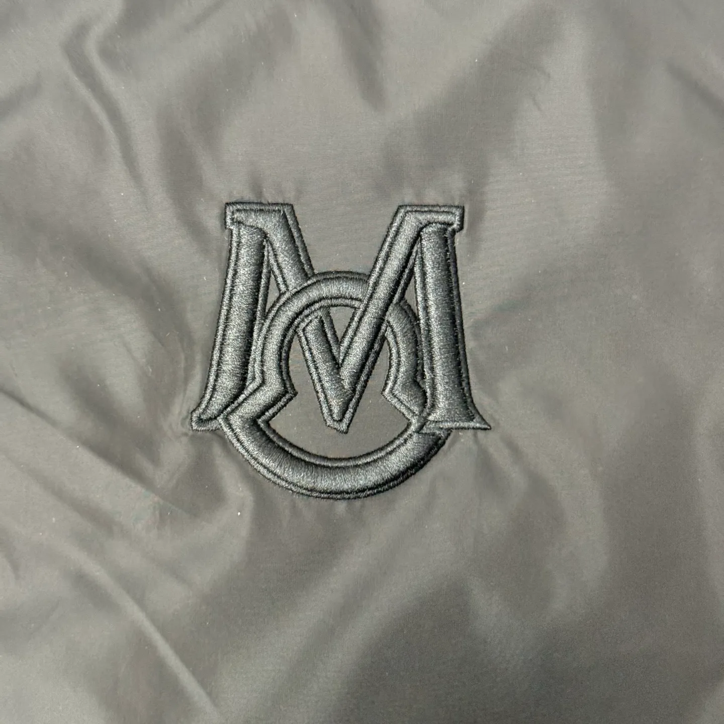 P640 Moncler 25SS new cotton jacket SIZE 1/2/3/4 This Ouge jacket combines streamlined beauty and practical function, and is made of nylon fabric. This functional fabric has a silky feel. It offers protection when you need it while offering a sleek silhouette with a removable pull-out hood. It is embellished with the same color monogram details, the sleeves are decorated with Meng family armbands, zipper closure, zipper pockets, and the elasticity of the hem is adjustable. It is both warm and handsome. It is a must-have item for autumn. It is suitable for both men and women. Highly recommended! Color: black white