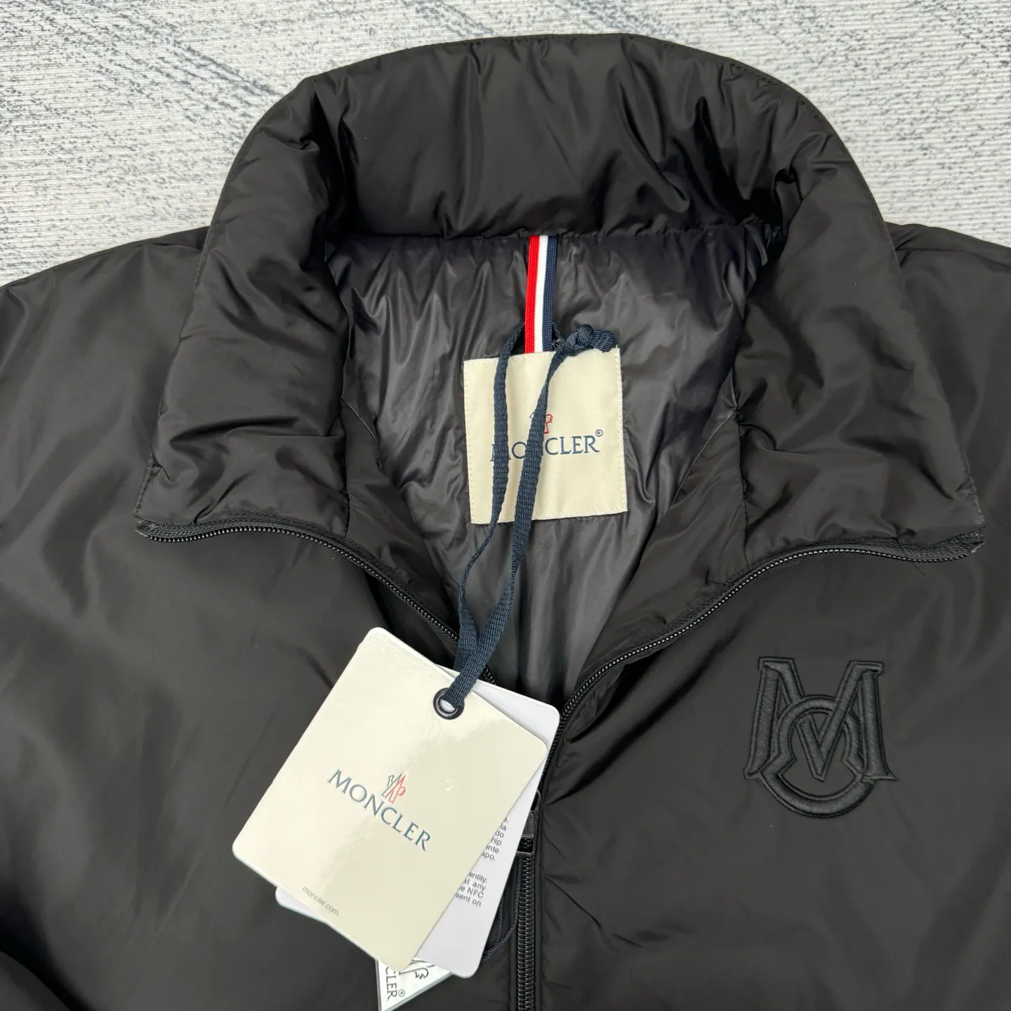 P640 Moncler 25SS new cotton jacket SIZE 1/2/3/4 This Ouge jacket combines streamlined beauty and practical function, and is made of nylon fabric. This functional fabric has a silky feel. It offers protection when you need it while offering a sleek silhouette with a removable pull-out hood. It is embellished with the same color monogram details, the sleeves are decorated with Meng family armbands, zipper closure, zipper pockets, and the elasticity of the hem is adjustable. It is both warm and handsome. It is a must-have item for autumn. It is suitable for both men and women. Highly recommended! Color: black white