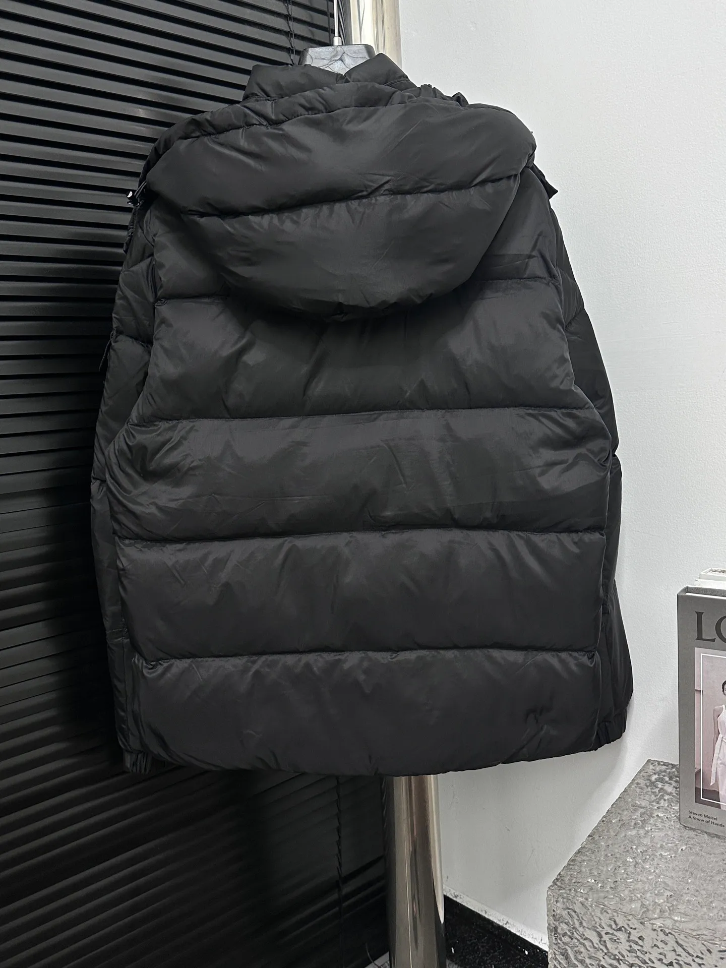 P880 [Moncler] Mengkou 25 new autumn and winter down jacket. Original custom-made hardware accessories are all imported and original customization. Welcome to compare. Absolutely high quality. Use top-grade 90 white duck down. Super soft and fluffy. Super heavy-duty. Fabric workmanship. 👍Perfect version. Note⚠The fabric is super comfortable. Exclusive model. Non-market goods. Same style for men and women. Color; black gray. Code number: 1 2 3 4 5
