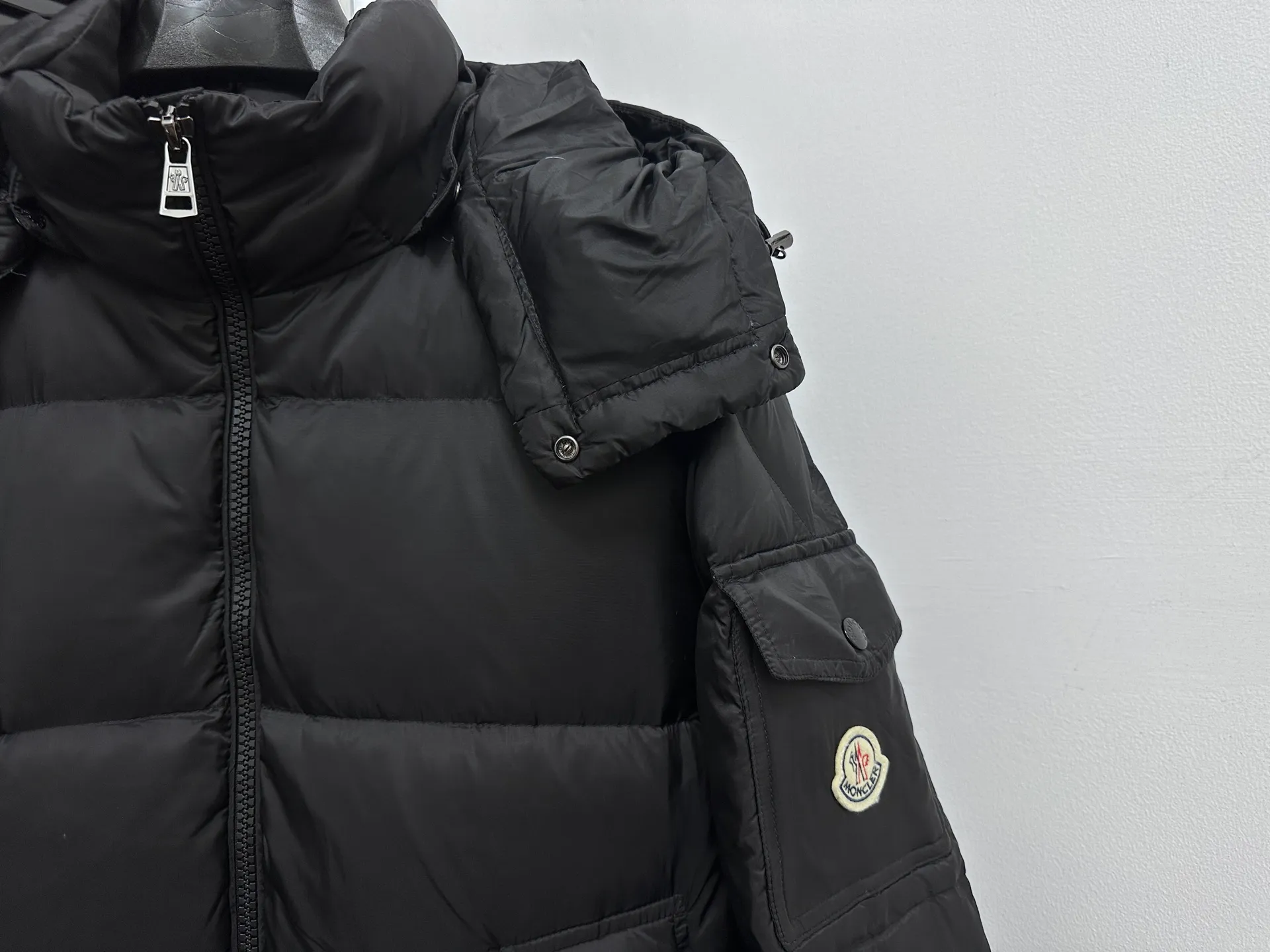 P880 [Moncler] Mengkou 25 new autumn and winter down jacket. Original custom-made hardware accessories are all imported and original customization. Welcome to compare. Absolutely high quality. Use top-grade 90 white duck down. Super soft and fluffy. Super heavy-duty. Fabric workmanship. 👍Perfect version. Note⚠The fabric is super comfortable. Exclusive model. Non-market goods. Same style for men and women. Color; black gray. Code number: 1 2 3 4 5