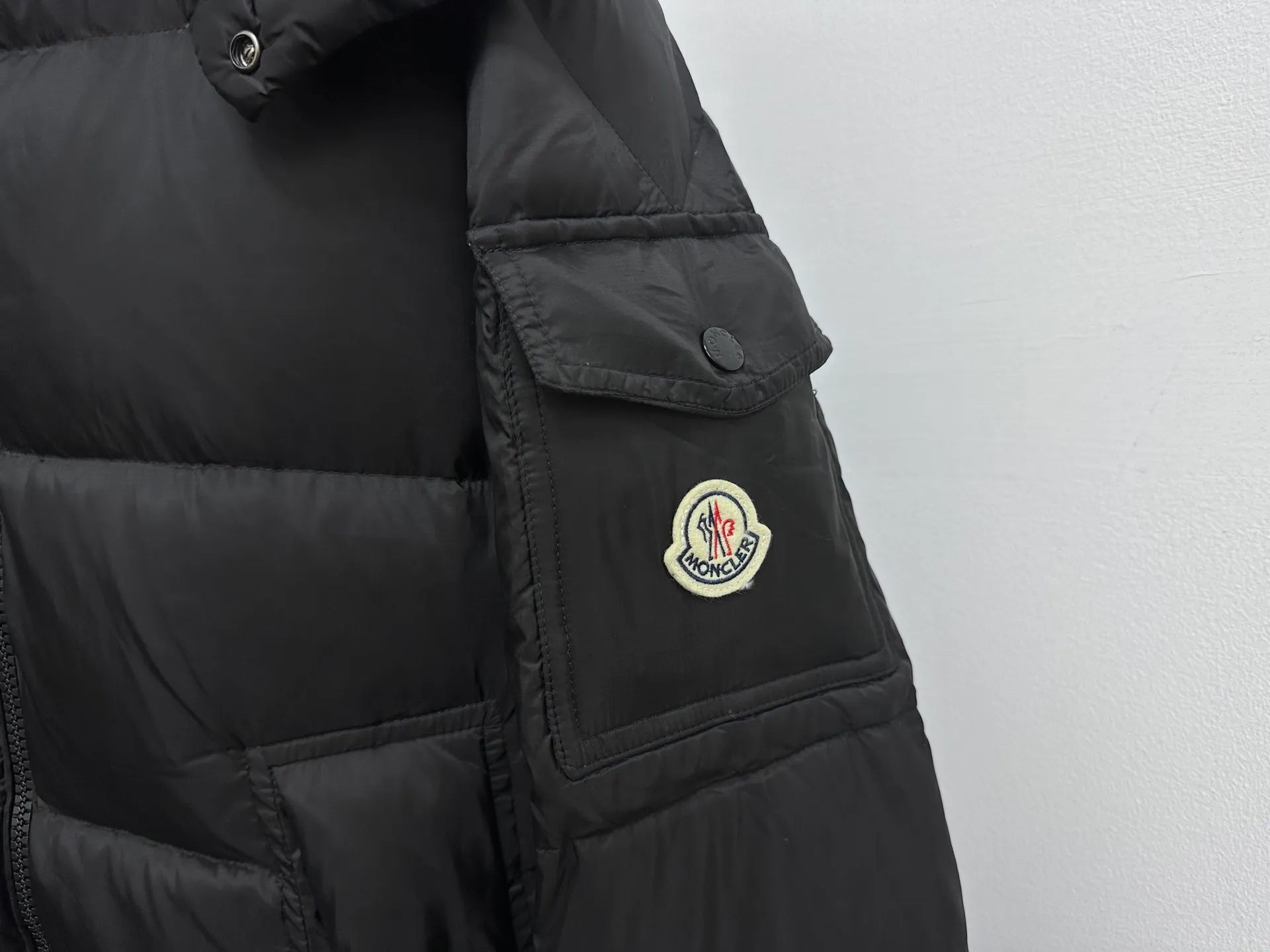 P880 [Moncler] Mengkou 25 new autumn and winter down jacket. Original custom-made hardware accessories are all imported and original customization. Welcome to compare. Absolutely high quality. Use top-grade 90 white duck down. Super soft and fluffy. Super heavy-duty. Fabric workmanship. 👍Perfect version. Note⚠The fabric is super comfortable. Exclusive model. Non-market goods. Same style for men and women. Color; black gray. Code number: 1 2 3 4 5