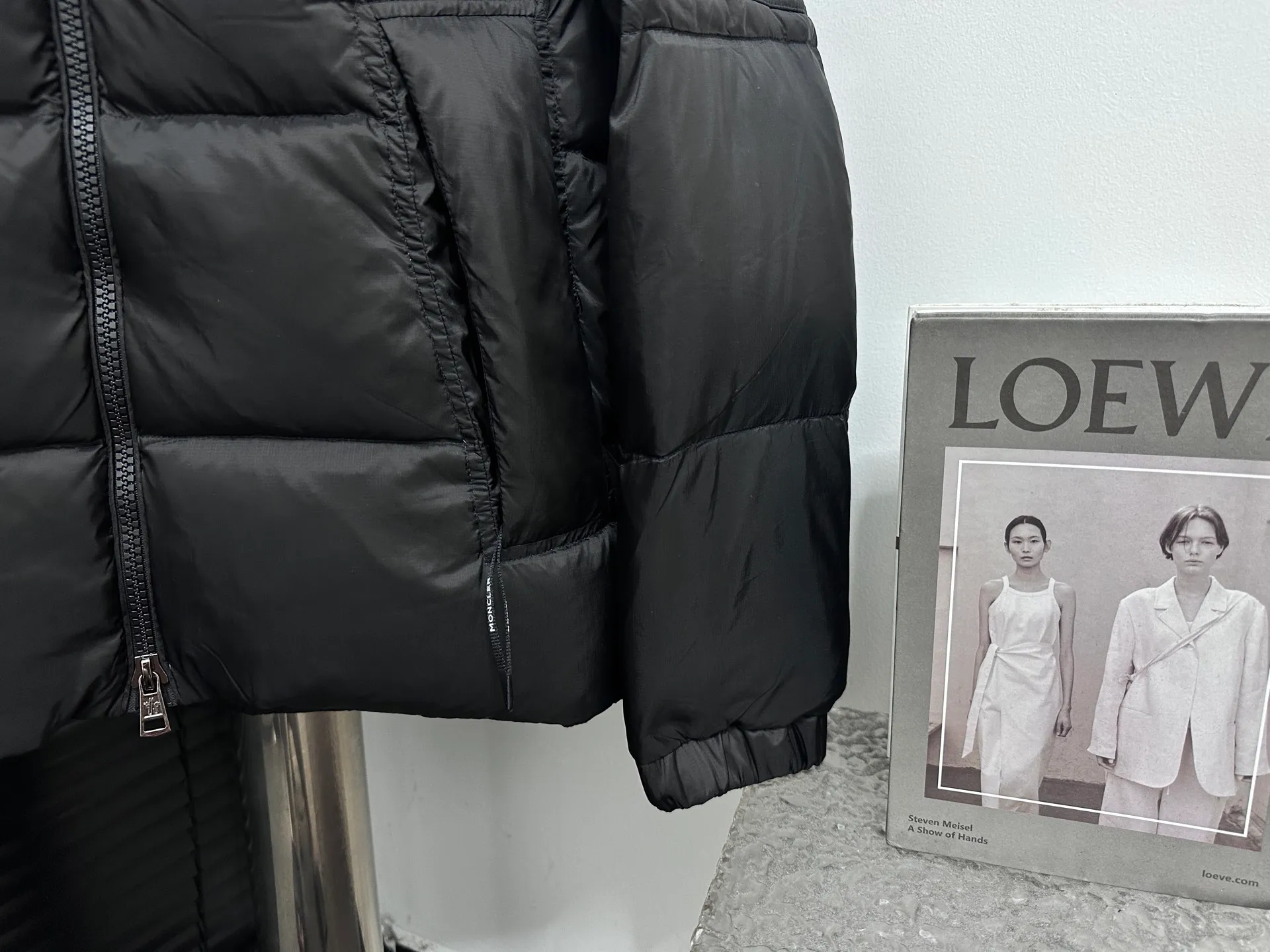 P880 [Moncler] Mengkou 25 new autumn and winter down jacket. Original custom-made hardware accessories are all imported and original customization. Welcome to compare. Absolutely high quality. Use top-grade 90 white duck down. Super soft and fluffy. Super heavy-duty. Fabric workmanship. 👍Perfect version. Note⚠The fabric is super comfortable. Exclusive model. Non-market goods. Same style for men and women. Color; black gray. Code number: 1 2 3 4 5