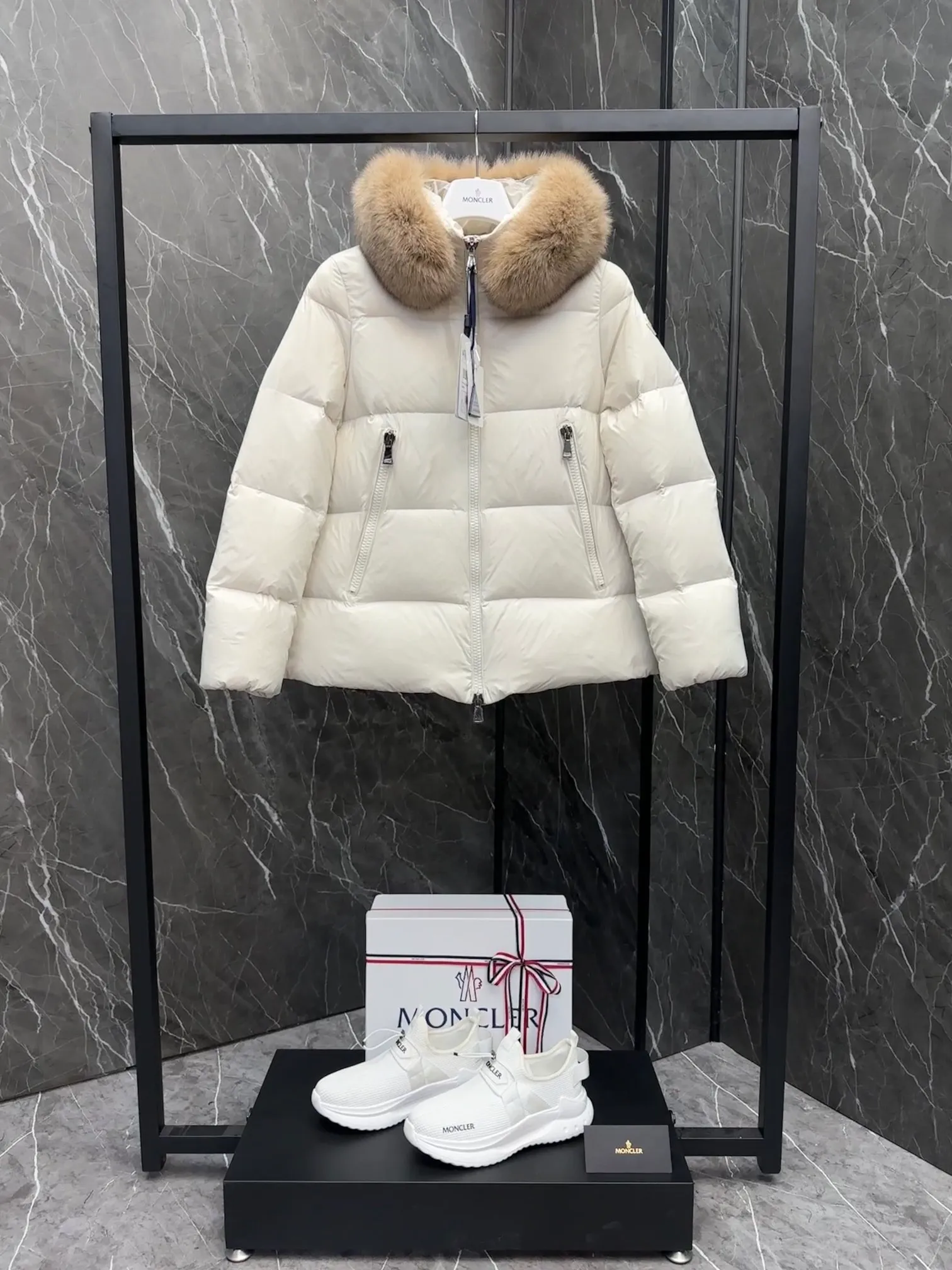 P1060 moncler🌟 25s new autumn and winter classic doll version hooded fur collar down jacket. Original custom-made extra large raccoon fur collar. Memory silk fabric texture is awesome. Age-reducing girl style. A-line version casual and age-reducing and fashionable. National standard imported 90 velvet filling. Light, warm and comfortable. Original hardware accessories. Original mark and original mark. Full size: 1234