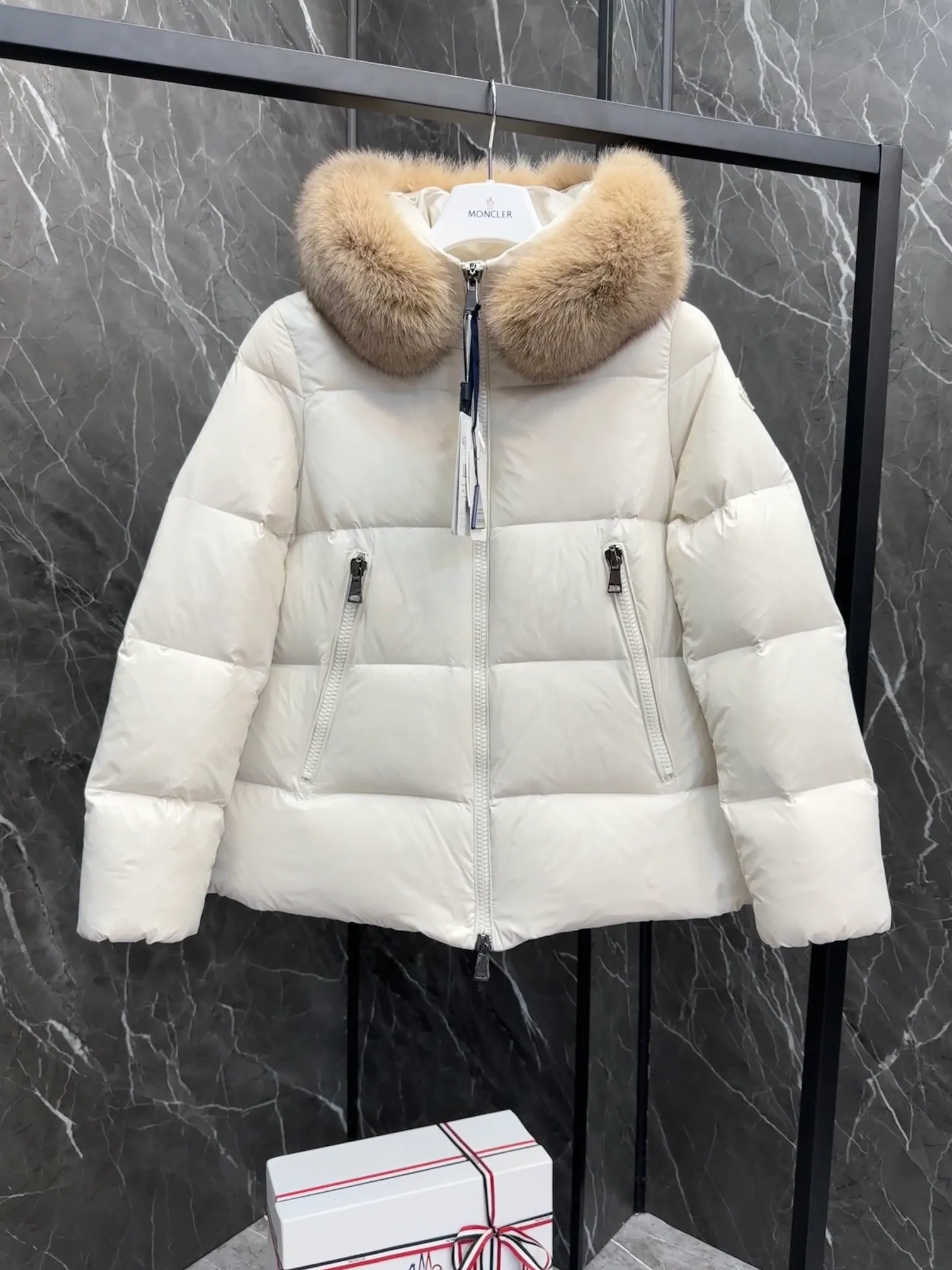 P1060 moncler🌟 25s new autumn and winter classic doll version hooded fur collar down jacket. Original custom-made extra large raccoon fur collar. Memory silk fabric texture is awesome. Age-reducing girl style. A-line version casual and age-reducing and fashionable. National standard imported 90 velvet filling. Light, warm and comfortable. Original hardware accessories. Original mark and original mark. Full size: 1234