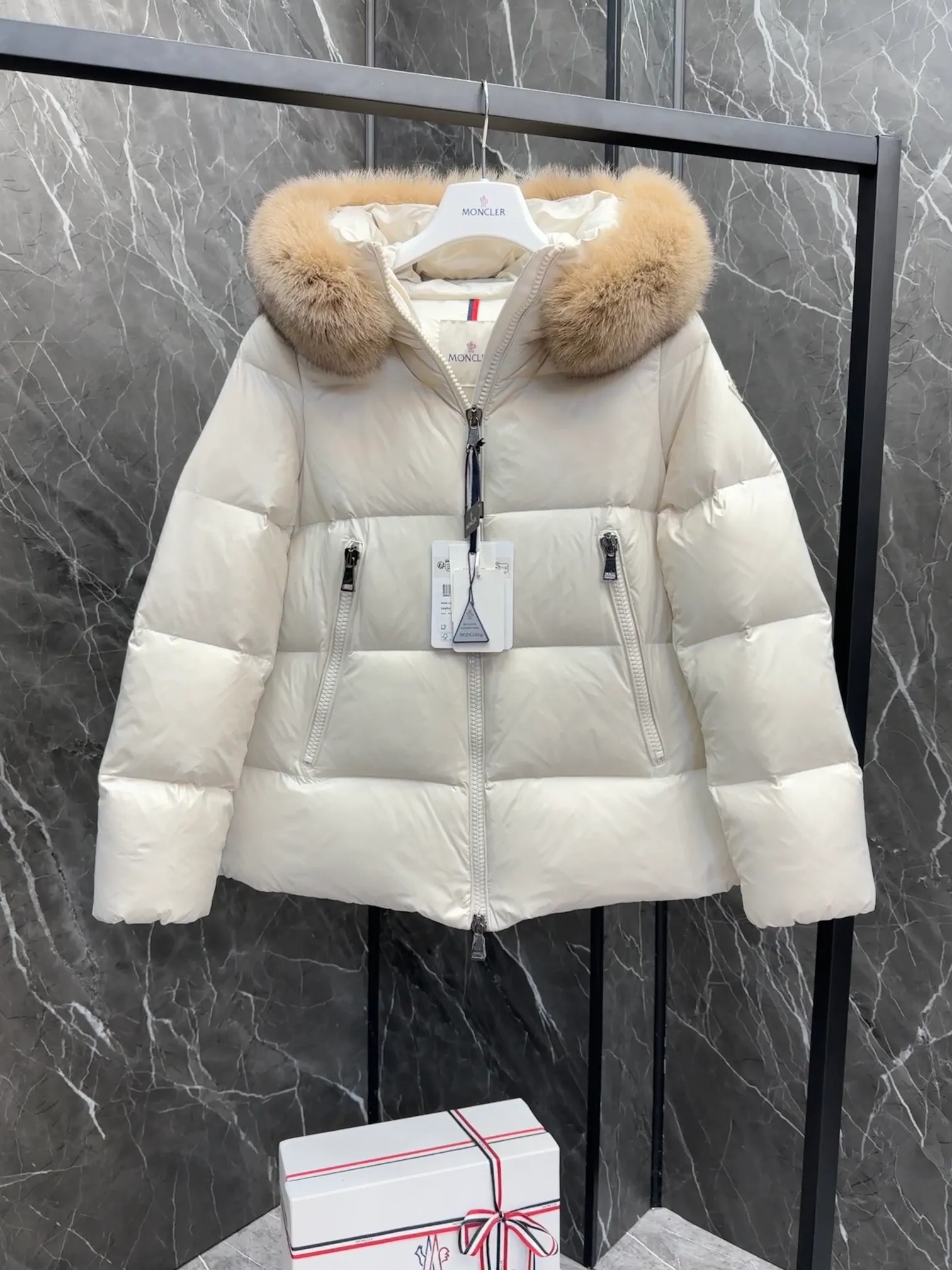 P1060 moncler🌟 25s new autumn and winter classic doll version hooded fur collar down jacket. Original custom-made extra large raccoon fur collar. Memory silk fabric texture is awesome. Age-reducing girl style. A-line version casual and age-reducing and fashionable. National standard imported 90 velvet filling. Light, warm and comfortable. Original hardware accessories. Original mark and original mark. Full size: 1234