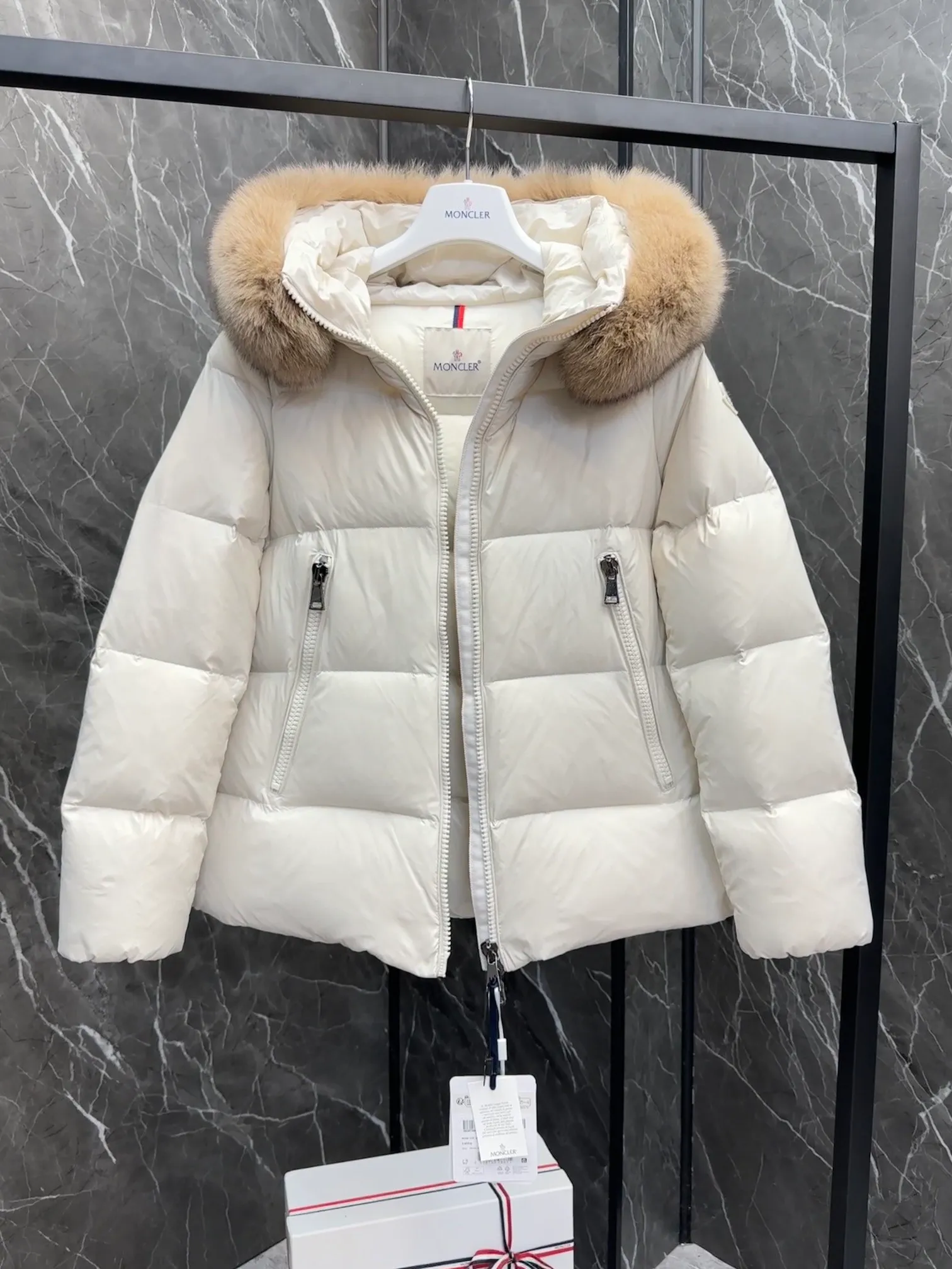 P1060 moncler🌟 25s new autumn and winter classic doll version hooded fur collar down jacket. Original custom-made extra large raccoon fur collar. Memory silk fabric texture is awesome. Age-reducing girl style. A-line version casual and age-reducing and fashionable. National standard imported 90 velvet filling. Light, warm and comfortable. Original hardware accessories. Original mark and original mark. Full size: 1234