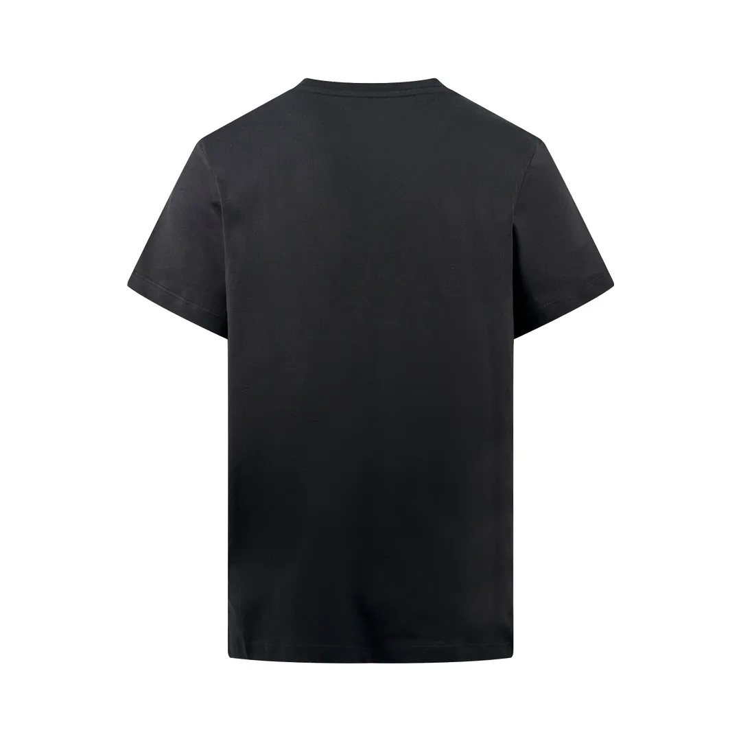 P180 Moncler logo short sleeves. Customized Yunshu velvet cotton plain. Soft and delicate, comfortable and close to the skin. The iconic Moncler logo is embellished on the chest. It is like the soul imprint of the artist. It is highly recognizable. The main color is inky black. The depth of the night. The ultimate product. Needless to say, the end of the outfit is minimalism. Process 1: Computer pattern sewing machine technology. Input the required pattern through computer software. High-precision positioning system ensures the accurate position of the pattern on the fabric. It has an automatic sewing function and can automatically complete the sewing process. Process 2: The fabrics are washed and have a better hand feel. Not easy to deform, not easy to shrink, not easy to fade, and maintain long-term beauty. Accessories: Customized 1:1 Moncler embroidery logo Customized 1:1 Moncler trademark Version: Loose version Size: S M L XL Style number: 25110
