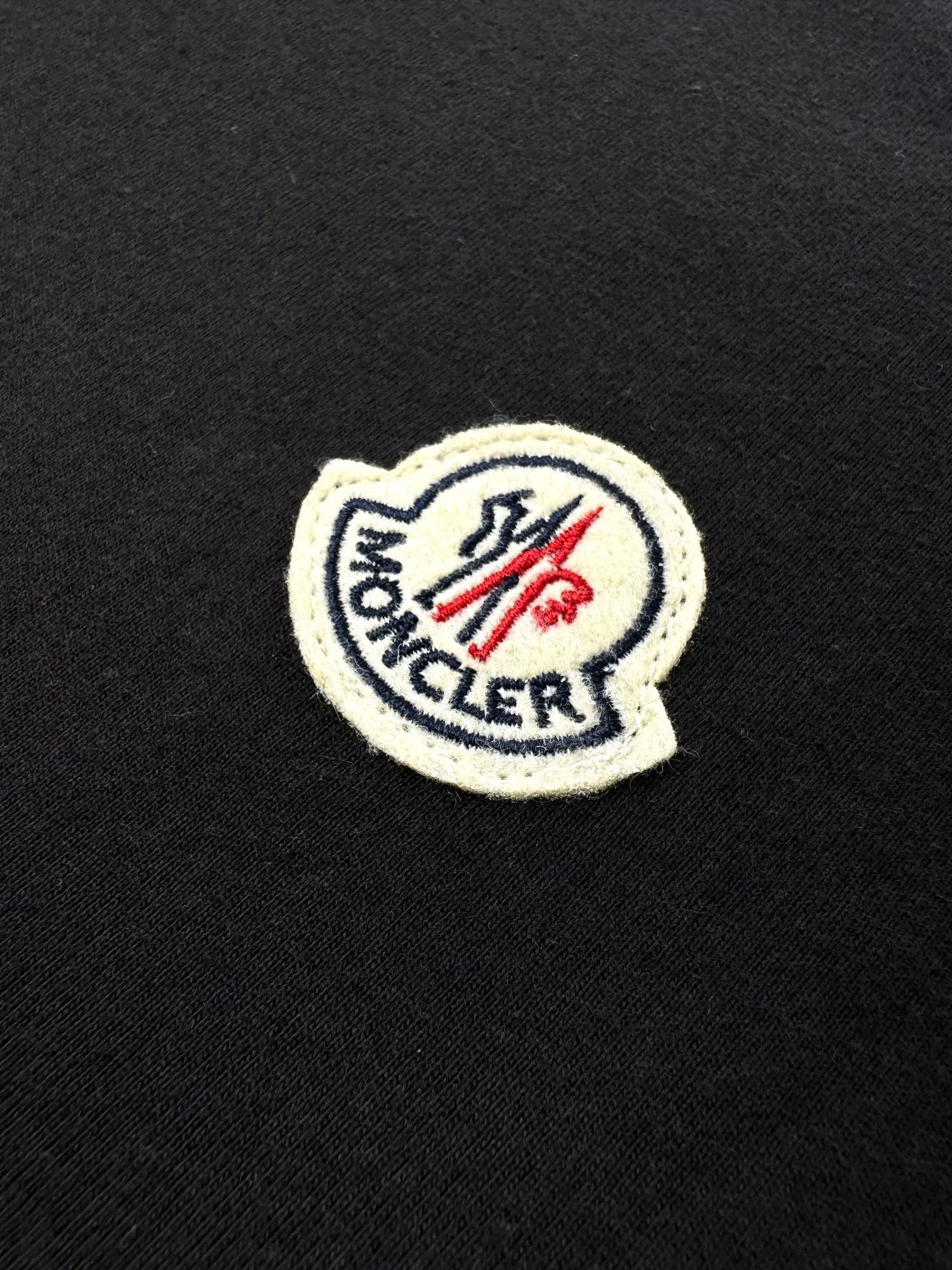 P180 Moncler logo short sleeves. Customized Yunshu velvet cotton plain. Soft and delicate, comfortable and close to the skin. The iconic Moncler logo is embellished on the chest. It is like the soul imprint of the artist. It is highly recognizable. The main color is inky black. The depth of the night. The ultimate product. Needless to say, the end of the outfit is minimalism. Process 1: Computer pattern sewing machine technology. Input the required pattern through computer software. High-precision positioning system ensures the accurate position of the pattern on the fabric. It has an automatic sewing function and can automatically complete the sewing process. Process 2: The fabrics are washed and have a better hand feel. Not easy to deform, not easy to shrink, not easy to fade, and maintain long-term beauty. Accessories: Customized 1:1 Moncler embroidery logo Customized 1:1 Moncler trademark Version: Loose version Size: S M L XL Style number: 25110