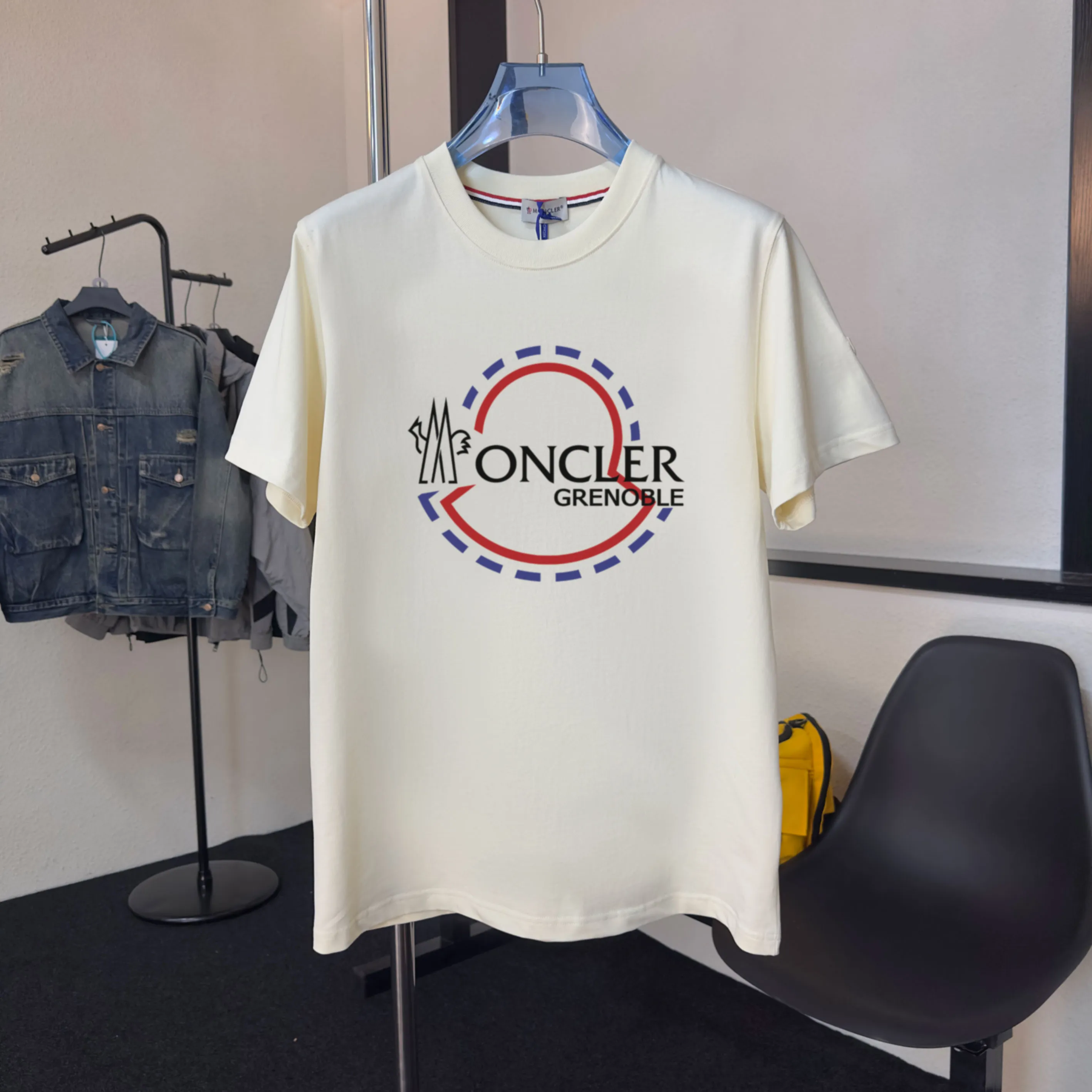 P140 Upgraded version "Mobile phone smart sensor ~ NFC chip armband ~ Direct access to the official website for anti-counterfeiting" "Moncler ~ Mouth Mouth" 2025 new high-quality round neck short-sleeved T-shirt. The cuffs have imported embroidered labels. Customized dyeing, very comfortable to touch. Super versatile and good-looking short-sleeved. Complete with three labels. Non-market ordinary version. Feel free to compare. Quality is absolutely guaranteed! ‼ First of all, this original fabric is all custom-woven with 32-count double yarn fabric, 250G, and the weight is the same‼ Fine workmanship, double waistcoat method, double waistcoat method, double waistcoat method makes the whole dress more three-dimensional, which is not a craft that ordinary T-shirts can achieve🤪 Size: S-M-L-XL-2XL Color: black, white, apricot, same style for men and women