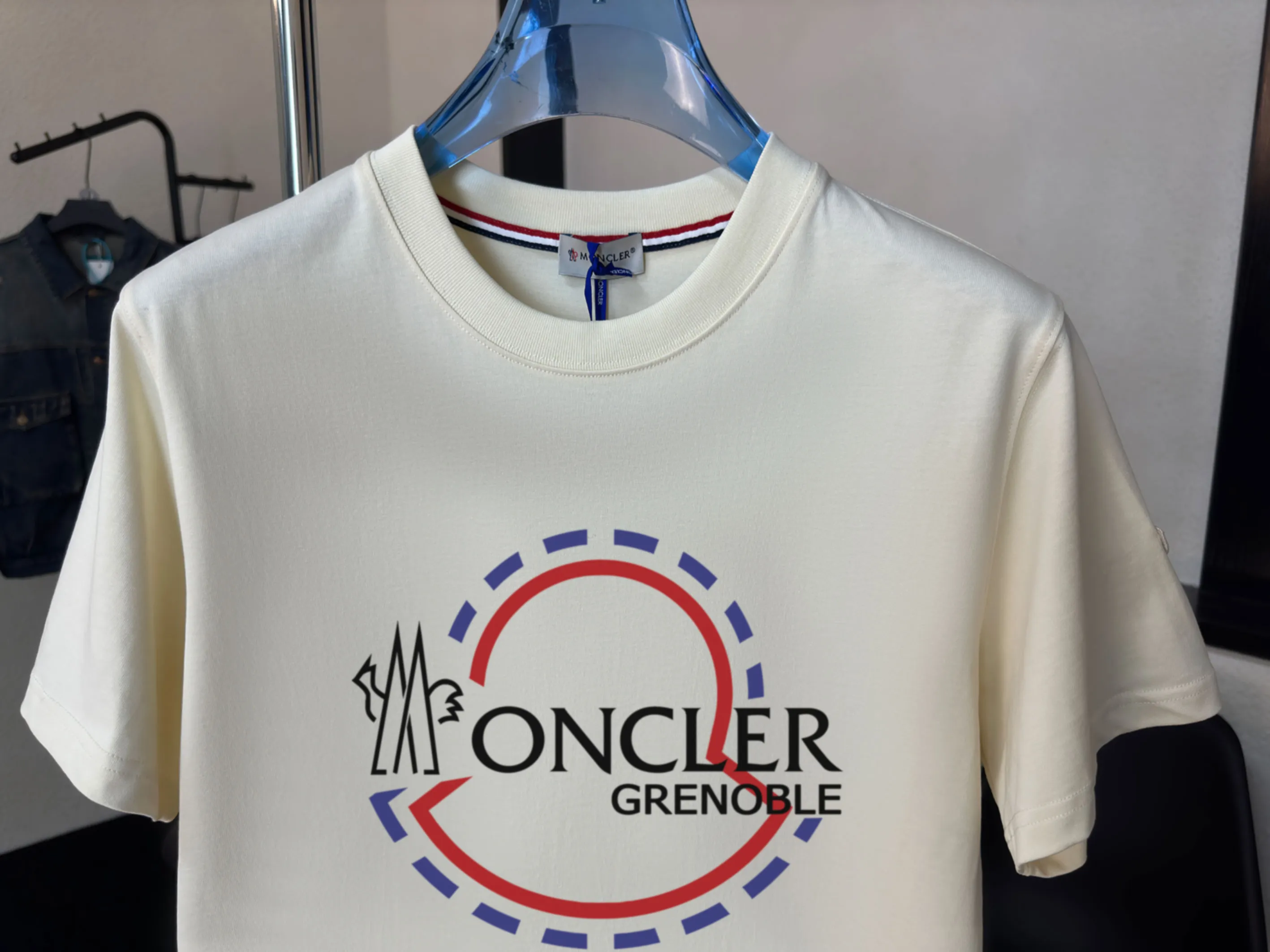 P140 Upgraded version "Mobile phone smart sensor ~ NFC chip armband ~ Direct access to the official website for anti-counterfeiting" "Moncler ~ Mouth Mouth" 2025 new high-quality round neck short-sleeved T-shirt. The cuffs have imported embroidered labels. Customized dyeing, very comfortable to touch. Super versatile and good-looking short-sleeved. Complete with three labels. Non-market ordinary version. Feel free to compare. Quality is absolutely guaranteed! ‼ First of all, this original fabric is all custom-woven with 32-count double yarn fabric, 250G, and the weight is the same‼ Fine workmanship, double waistcoat method, double waistcoat method, double waistcoat method makes the whole dress more three-dimensional, which is not a craft that ordinary T-shirts can achieve🤪 Size: S-M-L-XL-2XL Color: black, white, apricot, same style for men and women