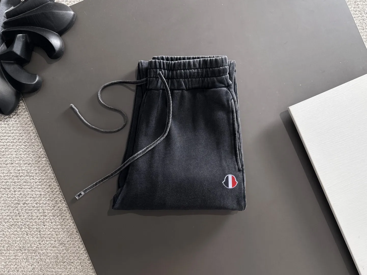 Next day shipment P360 MONCLER/Mongoose Exclusive first release of 25ss autumn and winter new high-quality trousers Compare real-life details at will A perfect choice for autumn and winter. A must-have item. Loose fit. Please refer to the size chart when placing an order: S to XXL (or state your height and weight when placing an order)