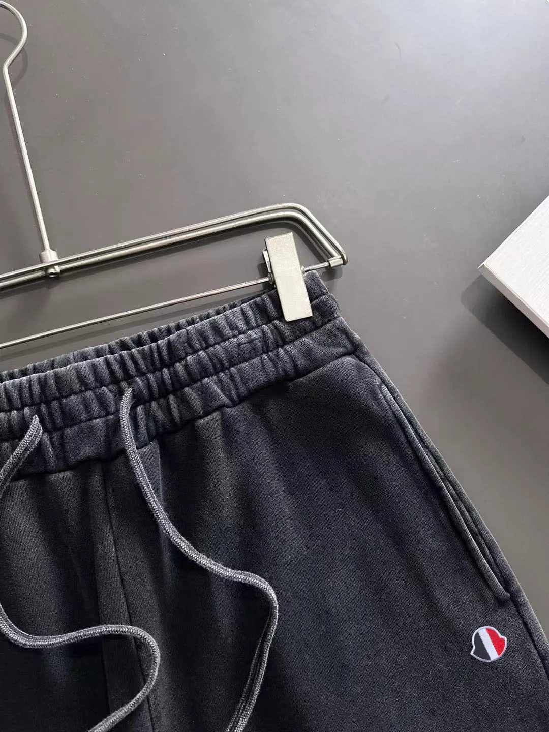 Next day shipment P360 MONCLER/Mongoose Exclusive first release of 25ss autumn and winter new high-quality trousers Compare real-life details at will A perfect choice for autumn and winter. A must-have item. Loose fit. Please refer to the size chart when placing an order: S to XXL (or state your height and weight when placing an order)
