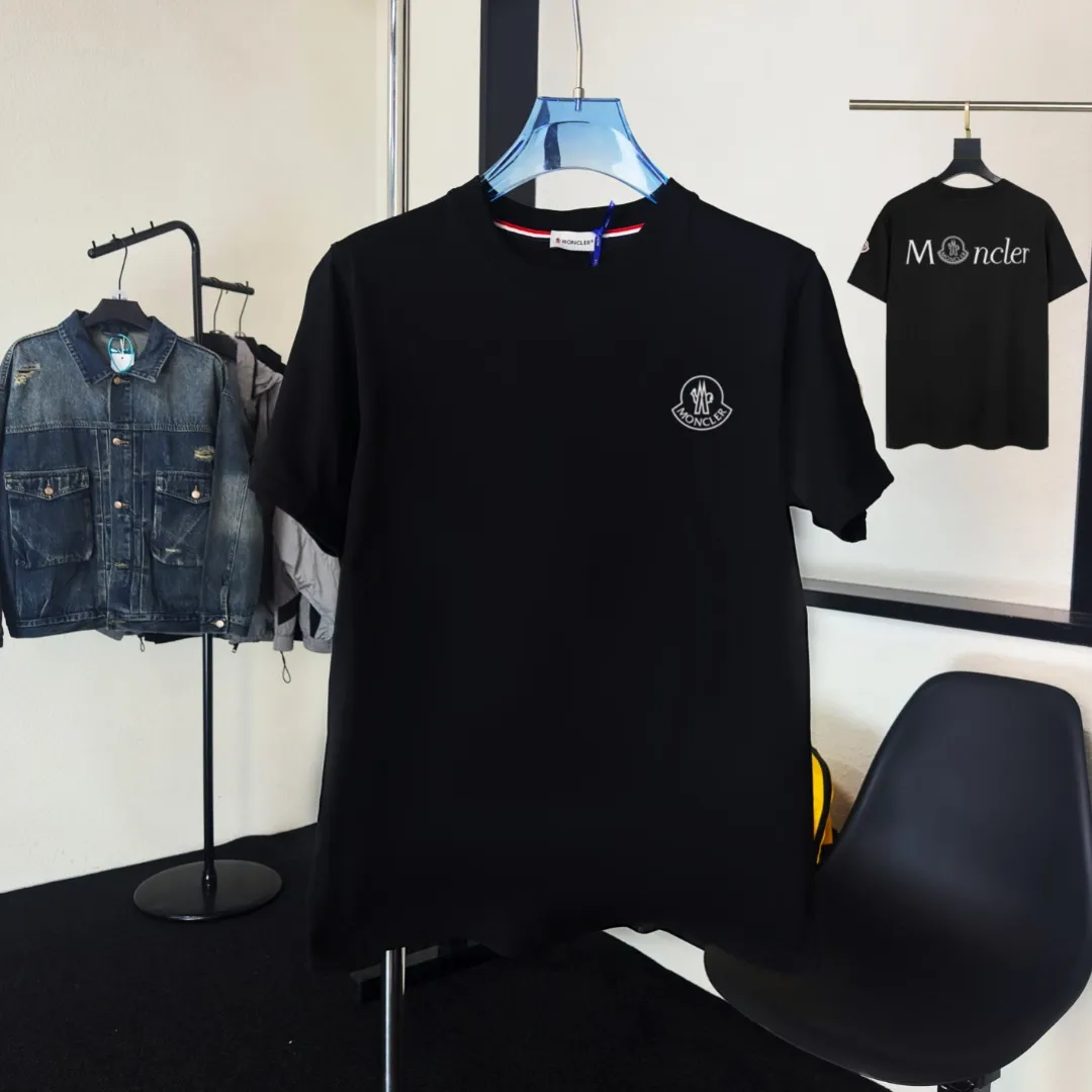 P140 Upgraded version "Mobile phone smart sensor ~ NFC chip armband ~ Direct access to the official website for anti-counterfeiting" "Moncler ~ Mouth Mouth" 2025 new high-quality round neck short-sleeved T-shirt. The cuffs have imported embroidered labels. Customized dyeing, very comfortable to touch. Super versatile and good-looking short-sleeved. Complete with three labels. Non-market ordinary version. Feel free to compare. Quality is absolutely guaranteed! ‼ First of all, this original fabric is all custom-woven with 32-count double yarn fabric, 250G, and the weight is the same‼ Fine workmanship, double waistcoat method, double waistcoat method, double waistcoat method makes the whole dress more three-dimensional, which is not a craft that ordinary T-shirts can achieve🤪 Size: S-M-L-XL-2XL Color: black, white, apricot, same style for men and women
