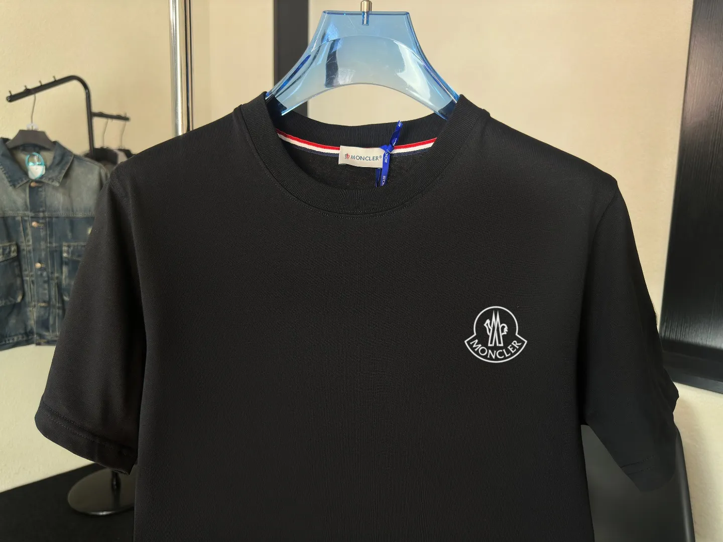 P140 Upgraded version "Mobile phone smart sensor ~ NFC chip armband ~ Direct access to the official website for anti-counterfeiting" "Moncler ~ Mouth Mouth" 2025 new high-quality round neck short-sleeved T-shirt. The cuffs have imported embroidered labels. Customized dyeing, very comfortable to touch. Super versatile and good-looking short-sleeved. Complete with three labels. Non-market ordinary version. Feel free to compare. Quality is absolutely guaranteed! ‼ First of all, this original fabric is all custom-woven with 32-count double yarn fabric, 250G, and the weight is the same‼ Fine workmanship, double waistcoat method, double waistcoat method, double waistcoat method makes the whole dress more three-dimensional, which is not a craft that ordinary T-shirts can achieve🤪 Size: S-M-L-XL-2XL Color: black, white, apricot, same style for men and women