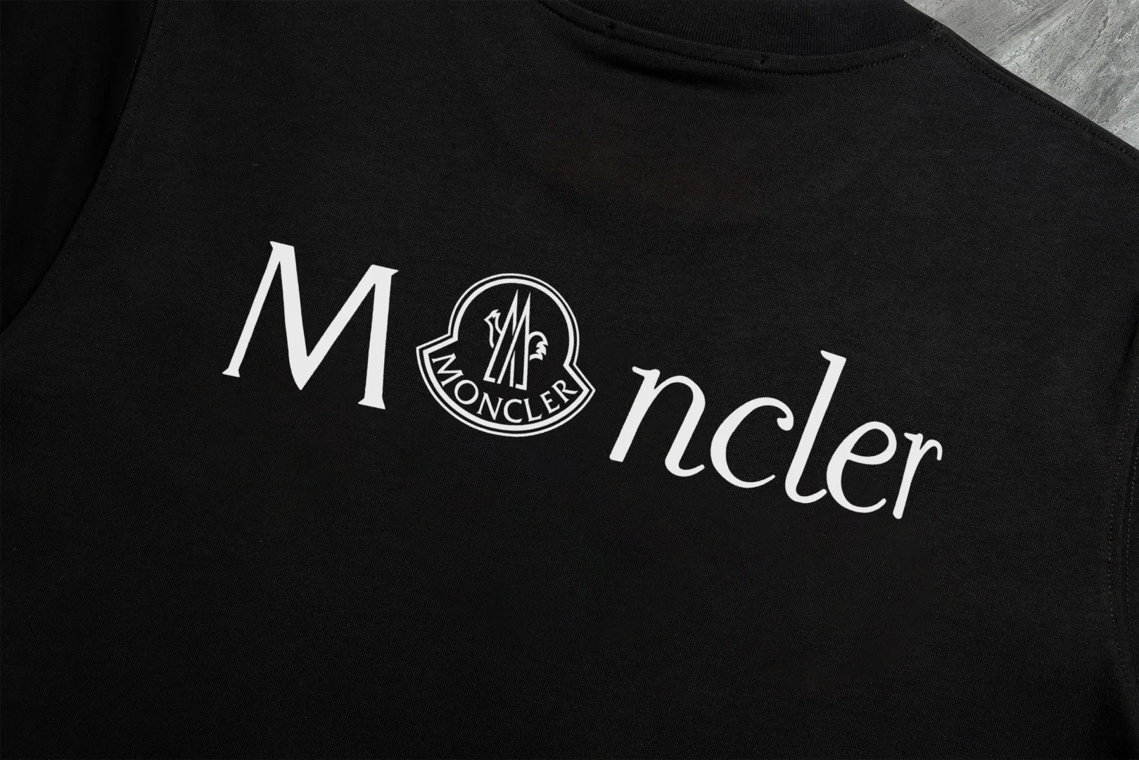 P140 Upgraded version "Mobile phone smart sensor ~ NFC chip armband ~ Direct access to the official website for anti-counterfeiting" "Moncler ~ Mouth Mouth" 2025 new high-quality round neck short-sleeved T-shirt. The cuffs have imported embroidered labels. Customized dyeing, very comfortable to touch. Super versatile and good-looking short-sleeved. Complete with three labels. Non-market ordinary version. Feel free to compare. Quality is absolutely guaranteed! ‼ First of all, this original fabric is all custom-woven with 32-count double yarn fabric, 250G, and the weight is the same‼ Fine workmanship, double waistcoat method, double waistcoat method, double waistcoat method makes the whole dress more three-dimensional, which is not a craft that ordinary T-shirts can achieve🤪 Size: S-M-L-XL-2XL Color: black, white, apricot, same style for men and women