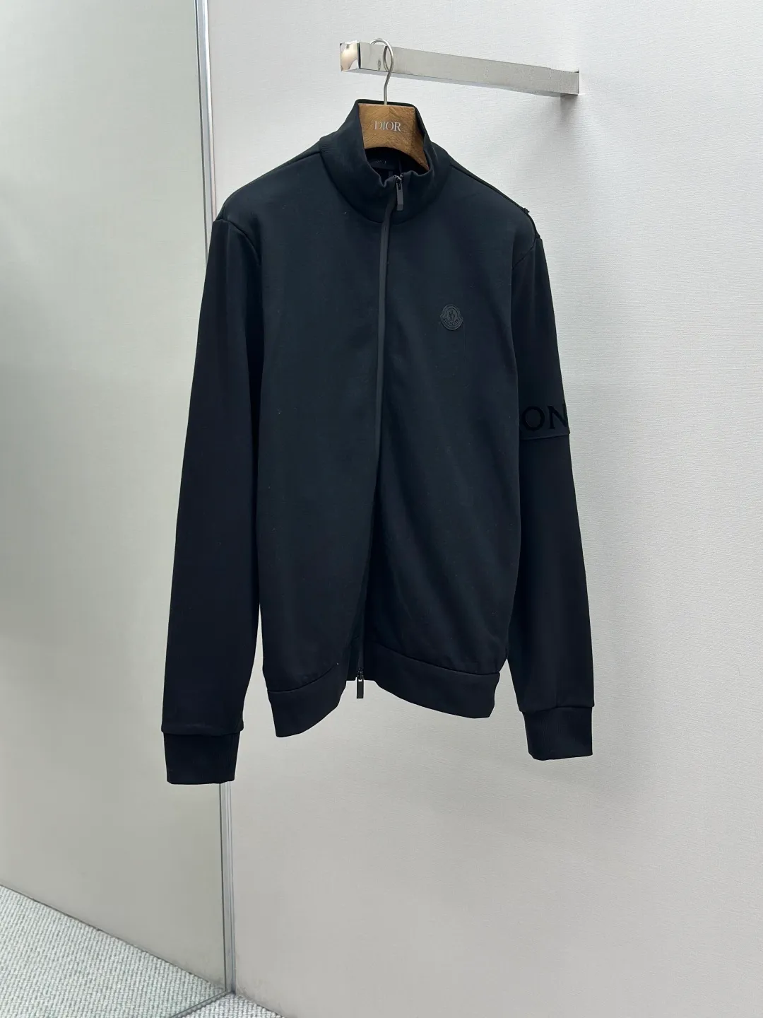 P460 MONCLER stand-up collar cotton solid color zipper sweatshirt ●Original version: purchased and developed for 7300 ●Item number: 1681451-A95 ●Fabric: Austrian cotton sweatshirt fabric ●Technology: high temperature heat transfer ●Color: black ●Version: fitted version ●Weight: about 755 grams ●Size: S-M-L-XL ●Description: This jacket is made of high-quality stretch knitted fabric, which is soft and elastic. The black tone shows a simple and high-end feel. The stand-up collar design is equipped with a two-way metal zipper, which is smooth, durable and fits the neck well. The brand logo on the chest adopts three-dimensional embossing technology, and the pattern is clear and three-dimensional; the "MONCLER" letters on the sleeves and arms are embroidered with delicate stitches, highlighting the brand recognition. The body is sewn using industrial-grade flat-stitching technology, with smooth and even stitches. The rib design on the hem and cuffs is elasticized to fit the body shape and is durable. From the selection of fabrics to the control of craftsmanship details, every process reflects Moncler's pursuit of craftsmanship precision and fashion style. It not only retains the daily wearability of the jacket, but also demonstrates the brand's light luxury recognition through exquisite logos. It is a fusion of casual style and exquisite craftsmanship. The overall wiring is straight and delicate, the fabric is comfortable and soft, and the color is consistent without color difference. It can be matched with the same style to create a fashionable look and control various occasions. Customized accessories, complete with three standards, same style for men and women!