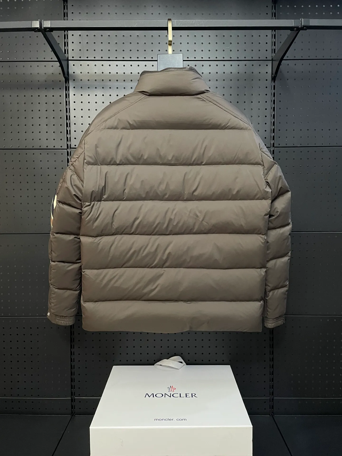 P840 🆕❤️2️⃣0️⃣2️⃣4️⃣🆕Premium down⬆️Moncler Solayan men's three-color trim short down jacket. Premium goose down filling. The finest, lightest and neatest fabric. Solayan men's short down jacket is decorated with seasonal iconic stripe details, blending sportsmanship and timeless style.  The Solayan down jacket is made of micro chic fabric and has a tough square shape design, highlighting Moncler's sporty spirit. This cropped down jacket features tricolor stripes on the sleeves, a seasonal take on the brand's signature. Comes with a practical pull-out hood. Details •Made from micro chic nylon fabric •Micro chic nylon lining •Down filled •Pull-out hood •Zip closure •Zip pockets •Adjustable cuffs •Elastic drawstring hem •Tri-color trim on sleeves Size: 1-5 Color: White Dark Brown Black